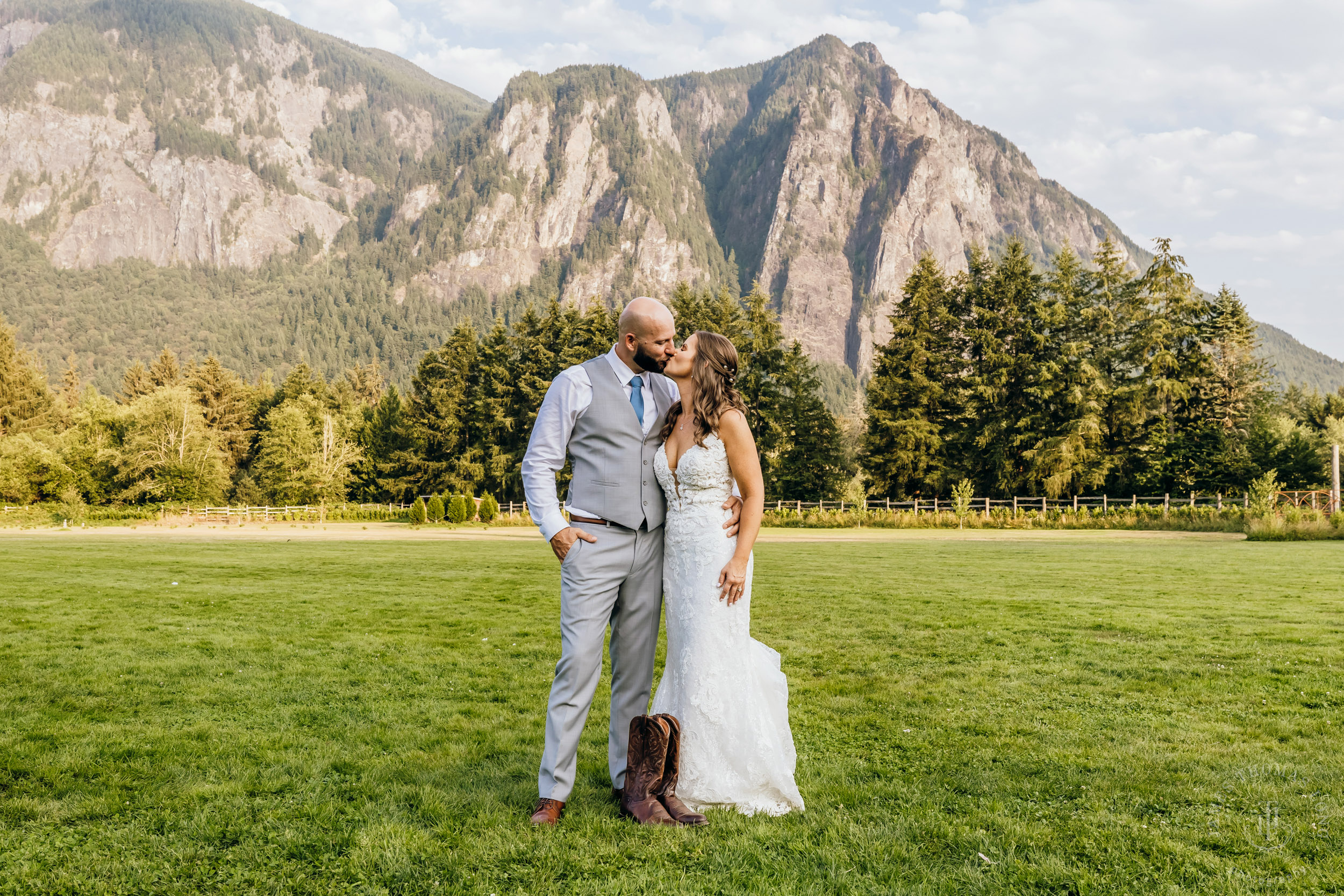 North Fork Farm Snoqualmie wedding by Snoqualmie wedding photographer James Thomas Long Photography