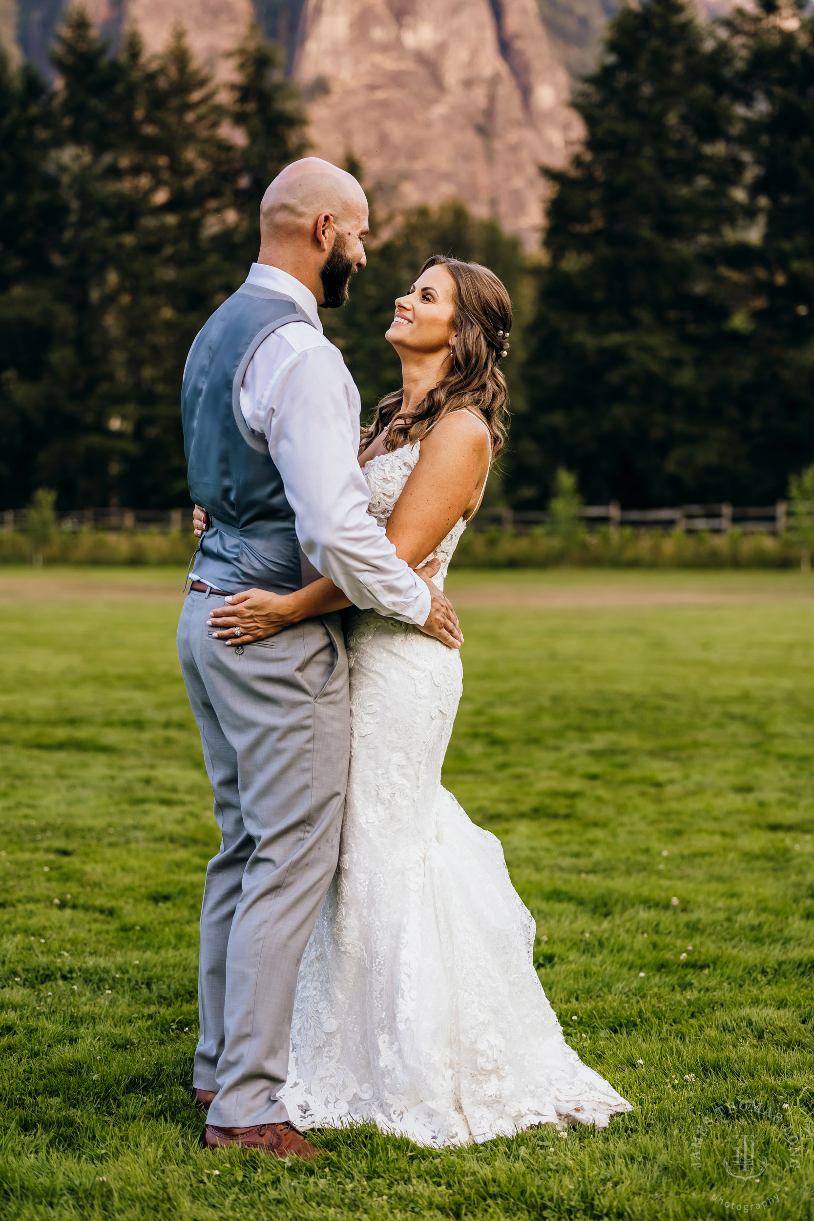 North Fork Farm Snoqualmie wedding by Snoqualmie wedding photographer James Thomas Long Photography