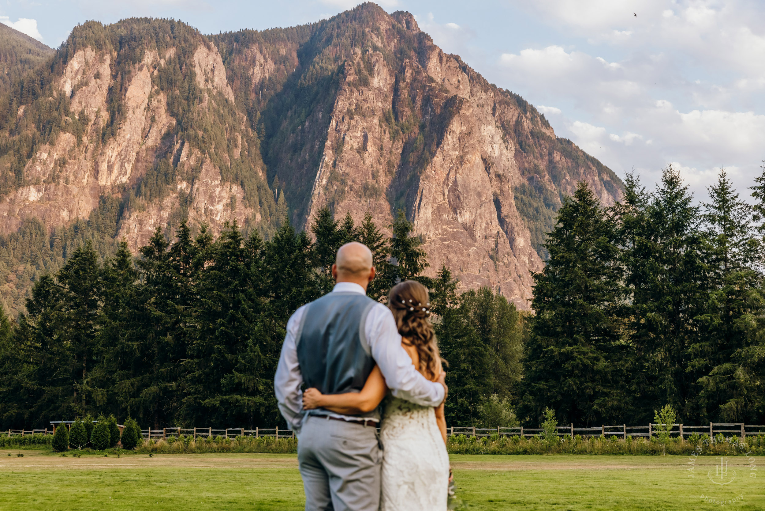 North Fork Farm Snoqualmie wedding by Snoqualmie wedding photographer James Thomas Long Photography