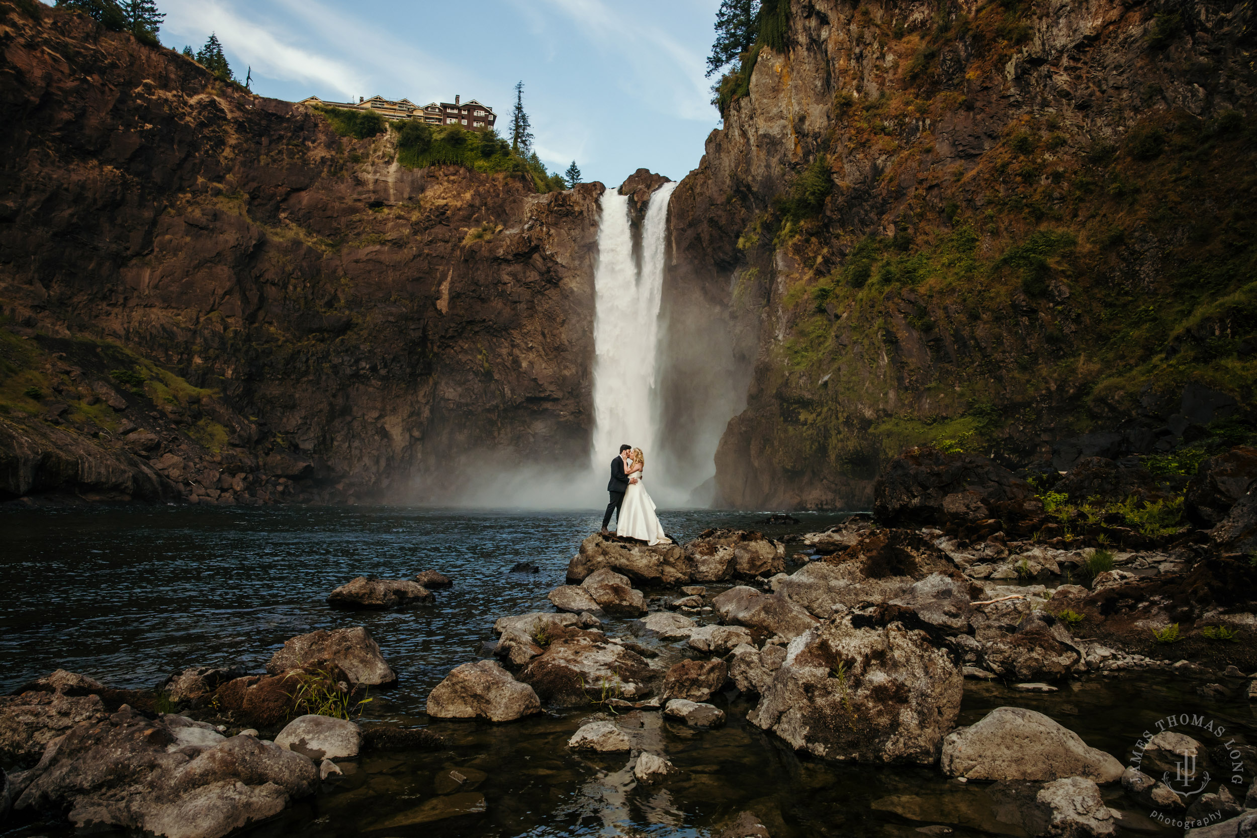 Salish-Lodge-Snoqualmie-Falls-wedding-by-Snoqualmie-wedding-photographer-James-Thomas-Long-Photography