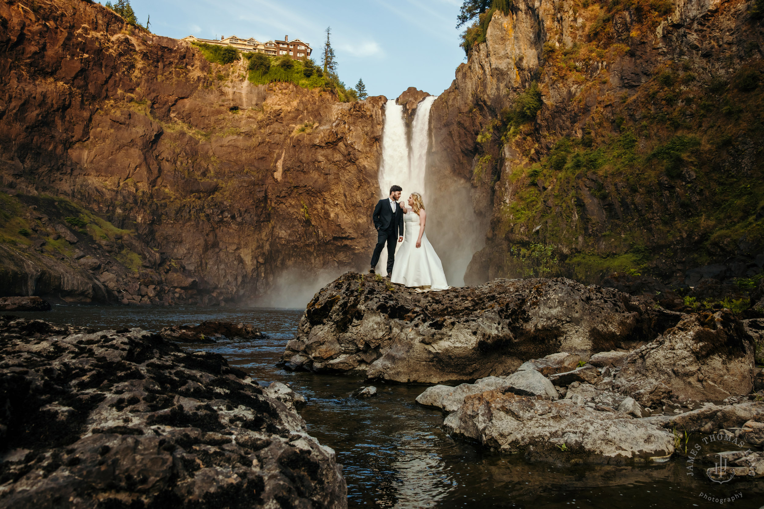 Salish-Lodge-Snoqualmie-Falls-wedding-by-Snoqualmie-wedding-photographer-James-Thomas-Long-Photography