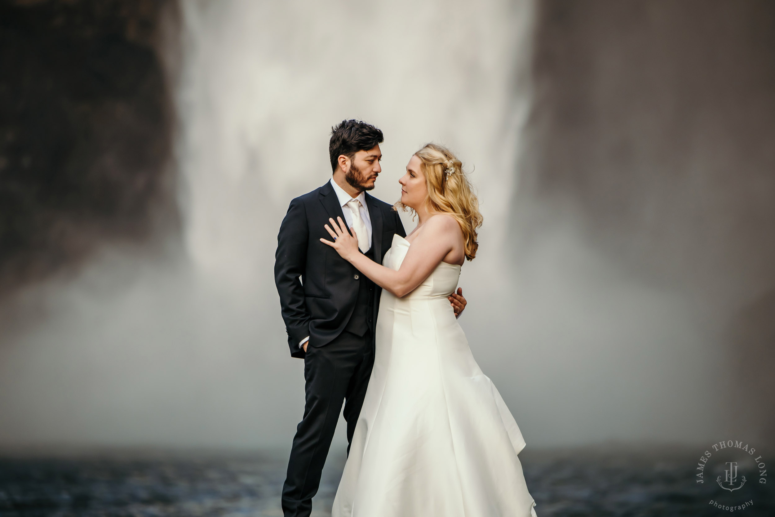 Salish-Lodge-Snoqualmie-Falls-wedding-by-Snoqualmie-wedding-photographer-James-Thomas-Long-Photography