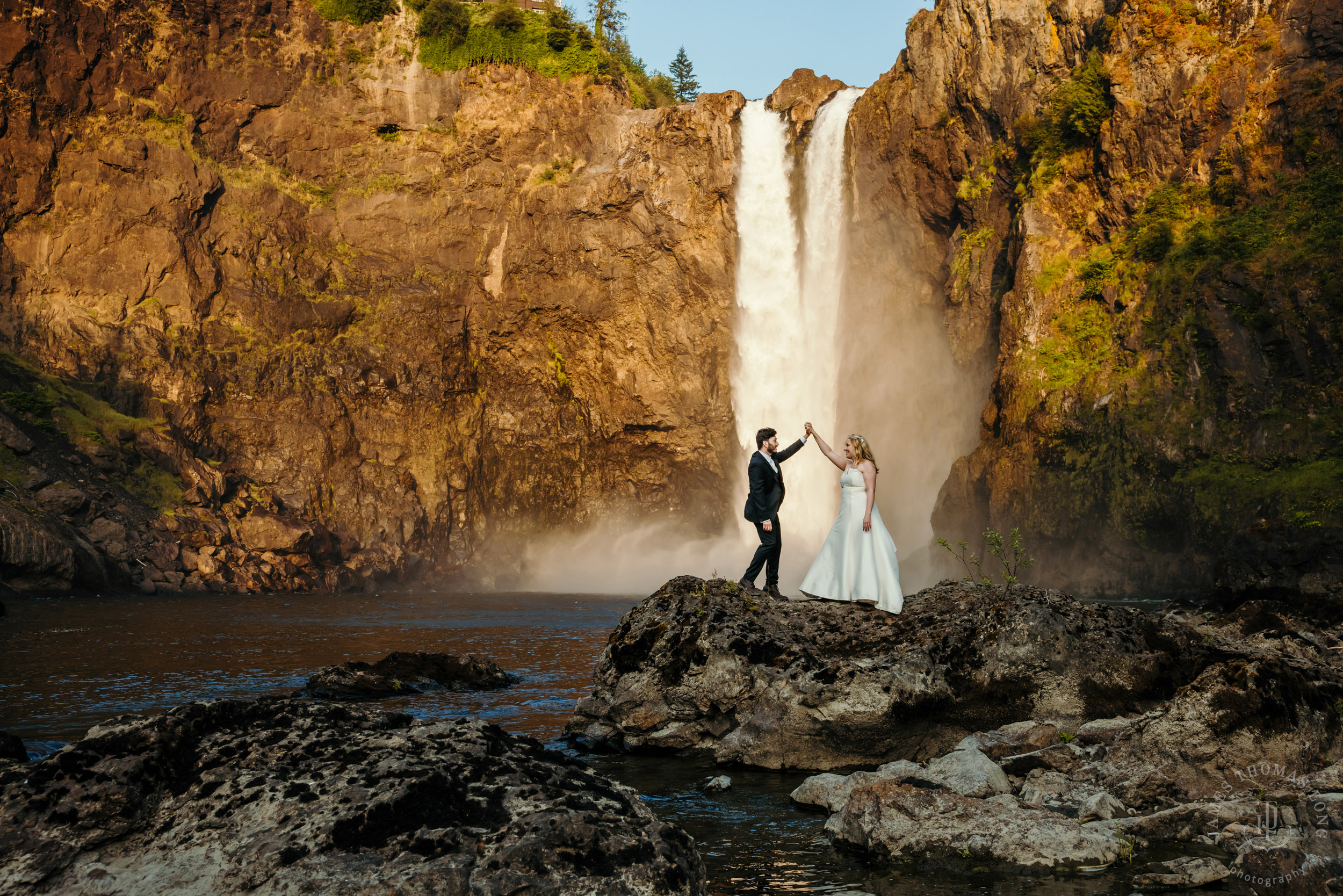 Salish-Lodge-Snoqualmie-Falls-wedding-by-Snoqualmie-wedding-photographer-James-Thomas-Long-Photography