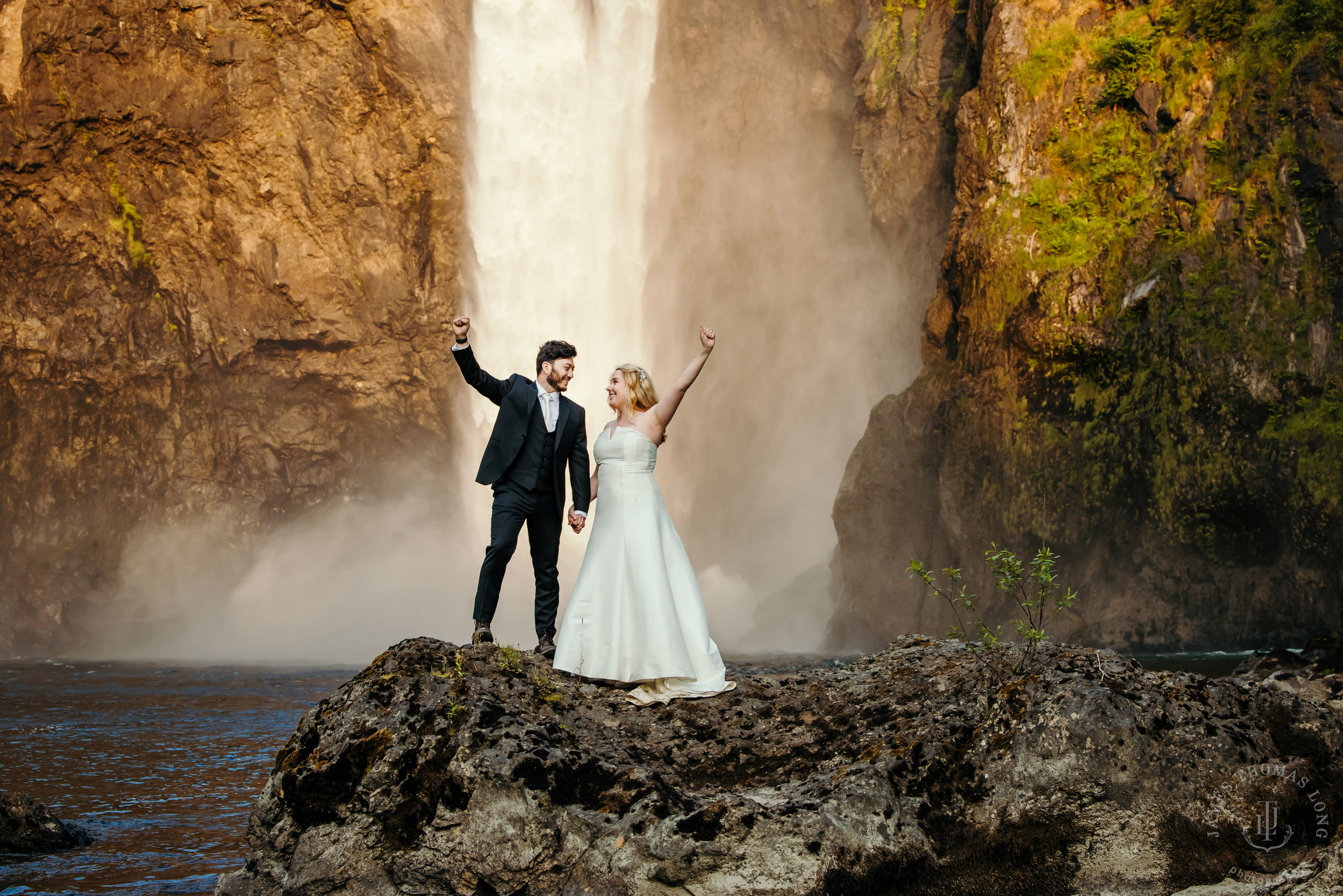 Salish-Lodge-Snoqualmie-Falls-wedding-by-Snoqualmie-wedding-photographer-James-Thomas-Long-Photography