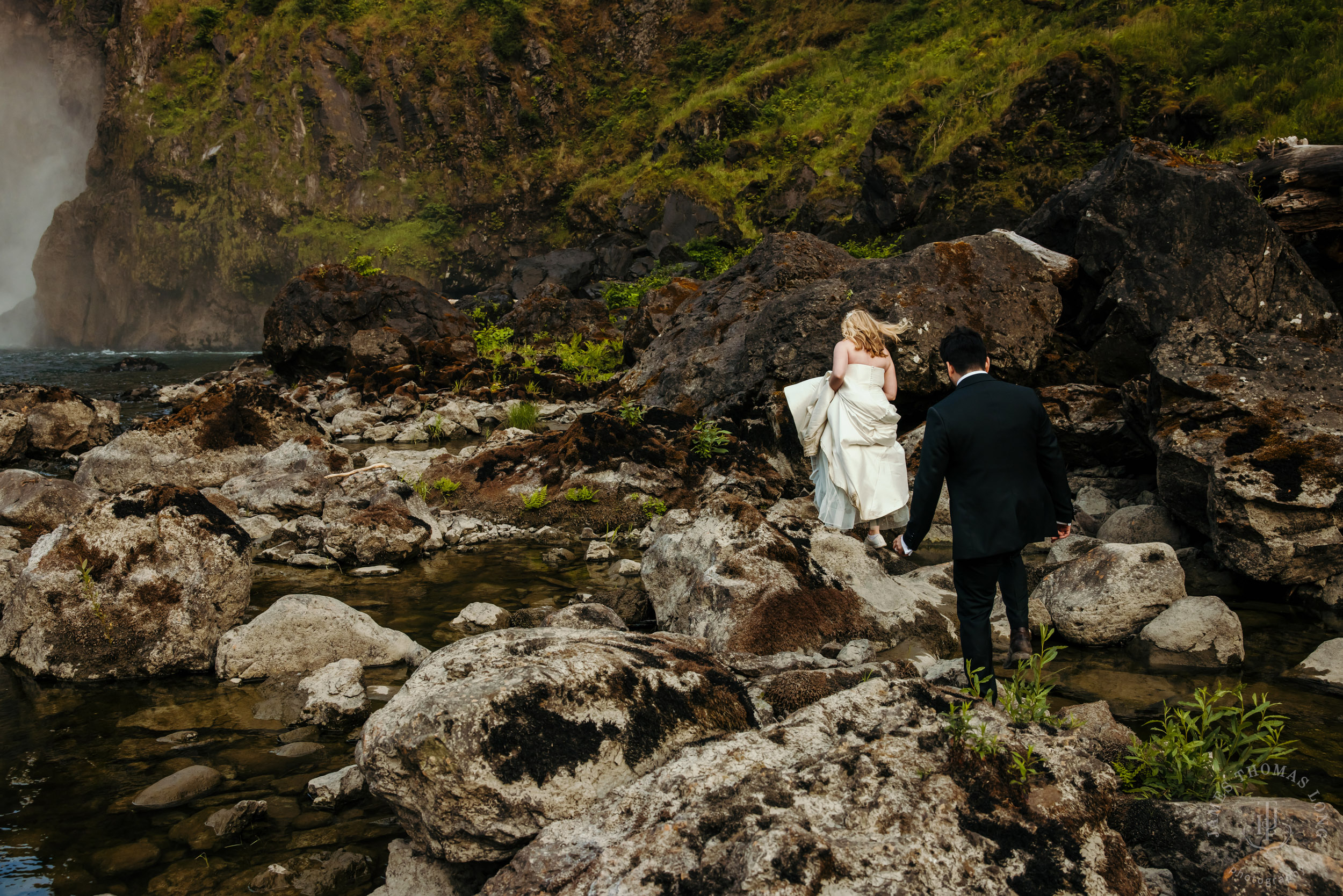 Salish-Lodge-Snoqualmie-Falls-wedding-by-Snoqualmie-wedding-photographer-James-Thomas-Long-Photography