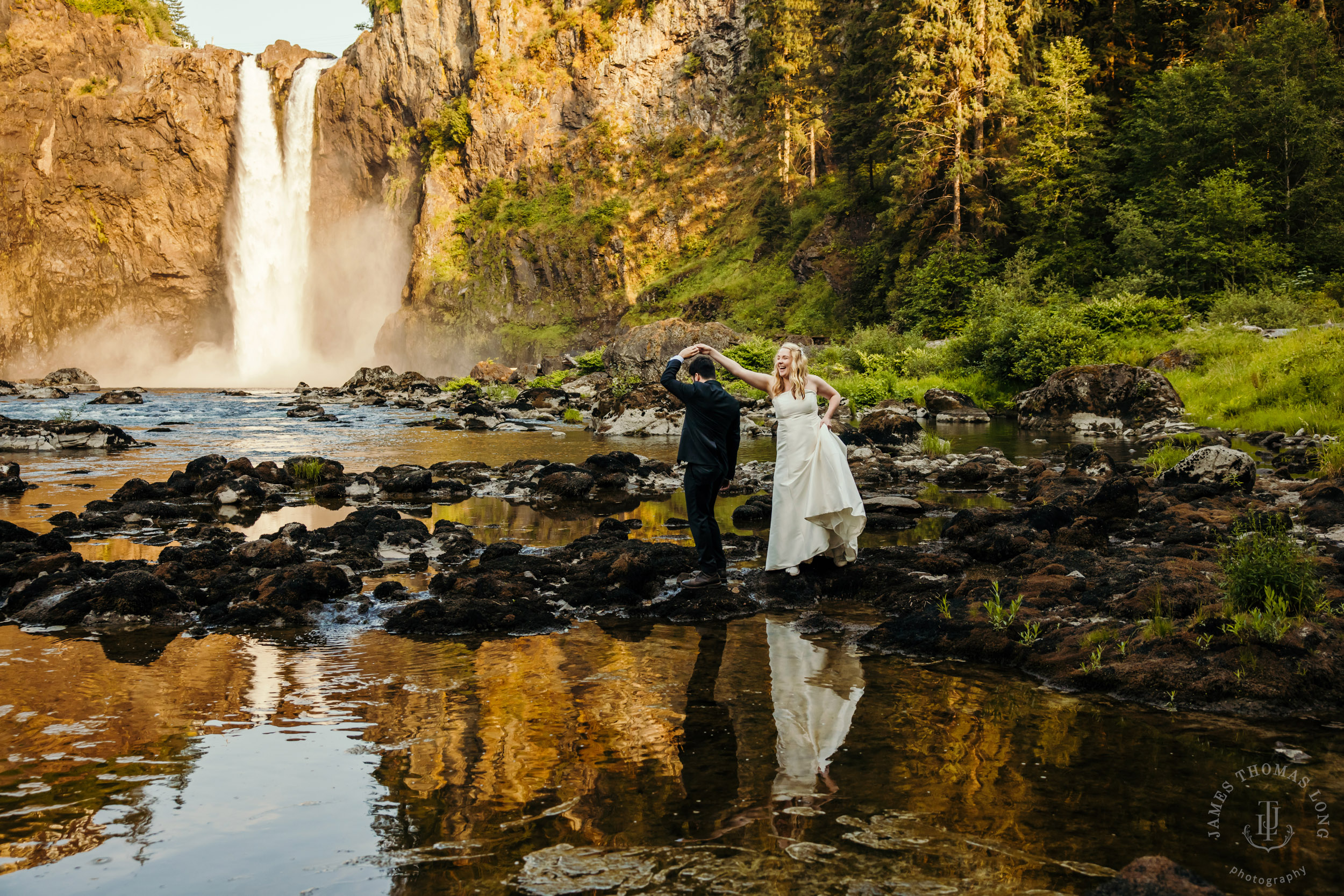 Salish-Lodge-Snoqualmie-Falls-wedding-by-Snoqualmie-wedding-photographer-James-Thomas-Long-Photography