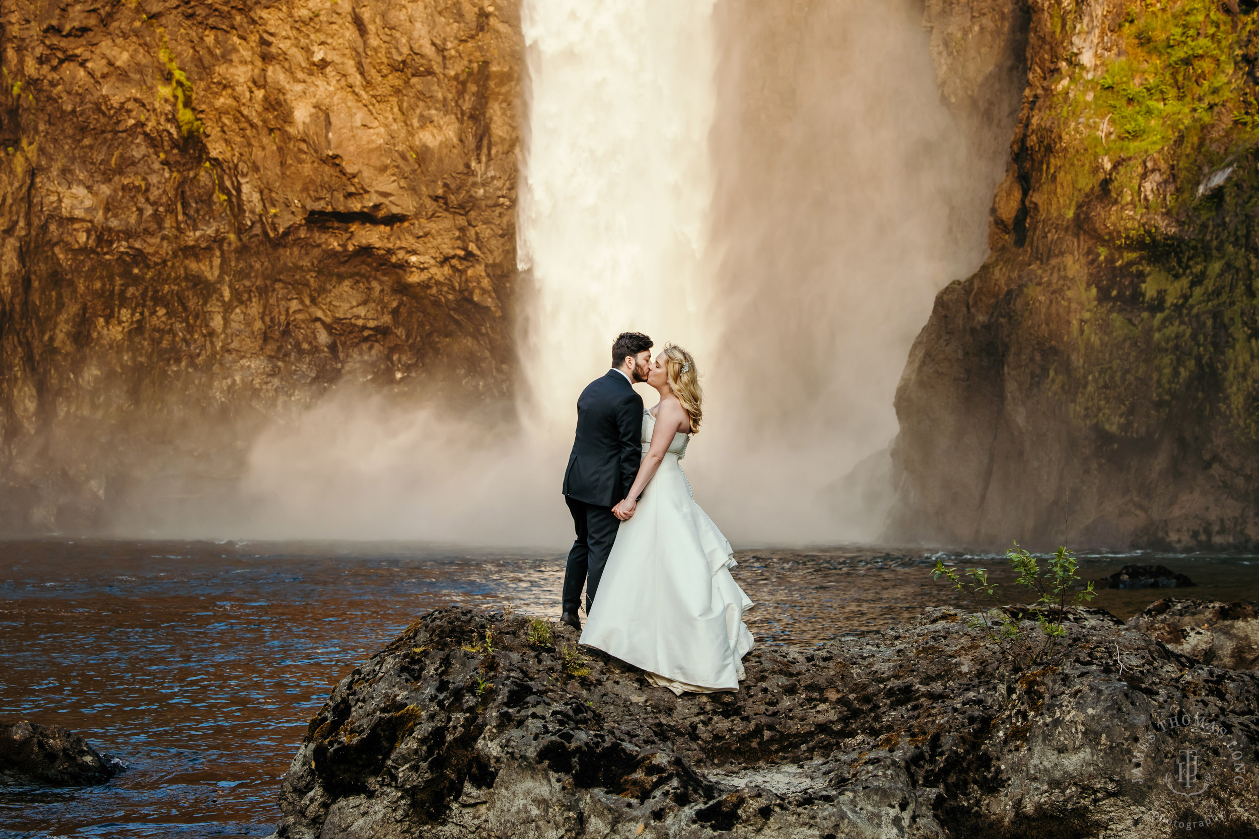 Salish-Lodge-Snoqualmie-Falls-wedding-by-Snoqualmie-wedding-photographer-James-Thomas-Long-Photography