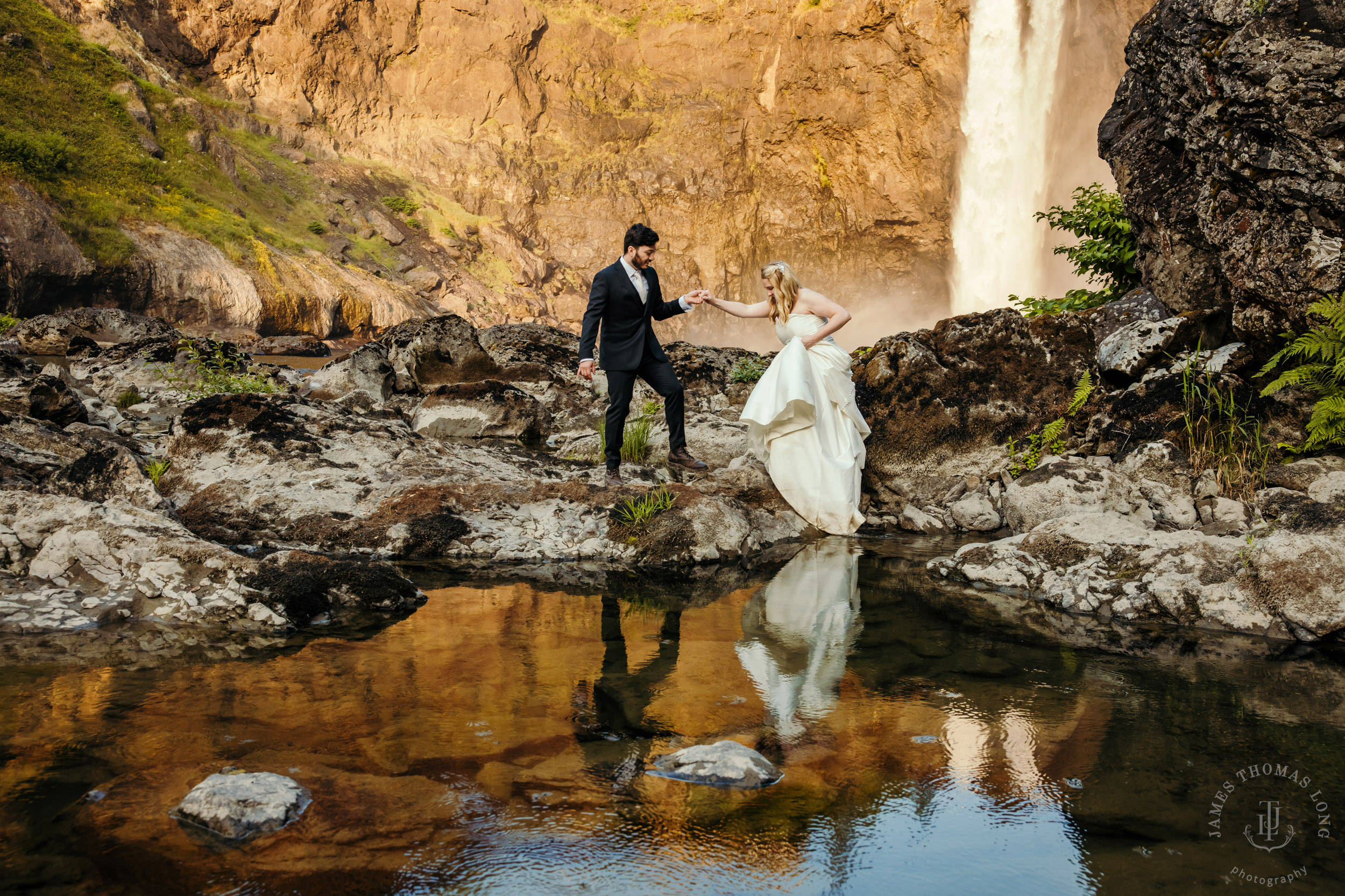 Salish-Lodge-Snoqualmie-Falls-wedding-by-Snoqualmie-wedding-photographer-James-Thomas-Long-Photography