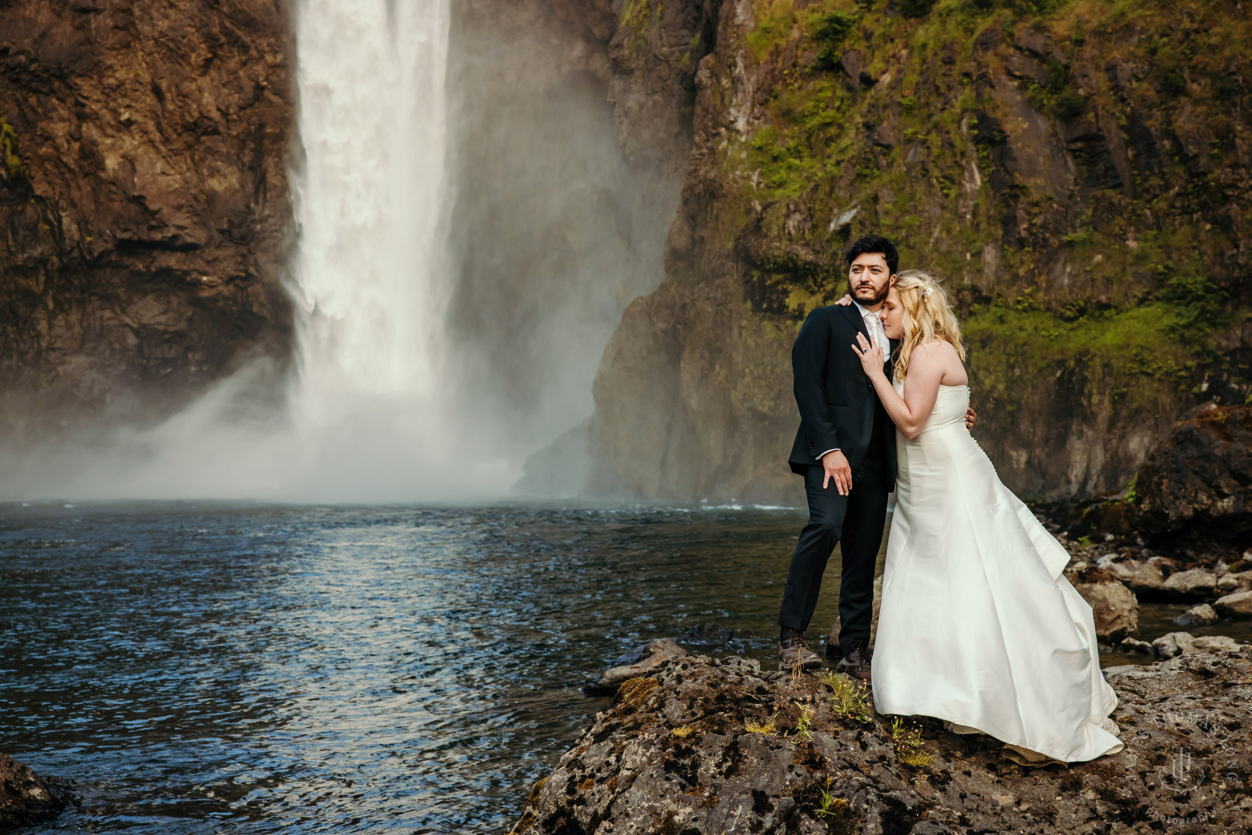 Salish-Lodge-Snoqualmie-Falls-wedding-by-Snoqualmie-wedding-photographer-James-Thomas-Long-Photography