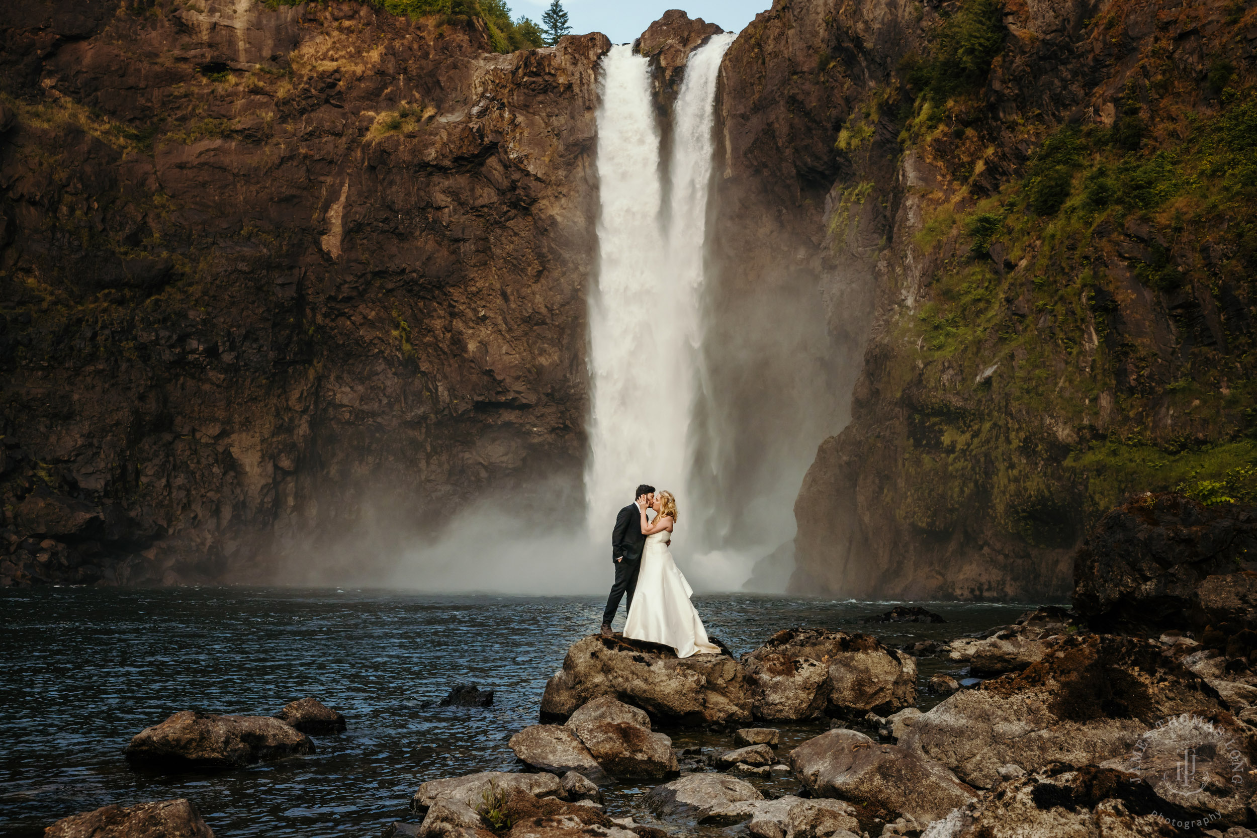 Salish-Lodge-Snoqualmie-Falls-wedding-by-Snoqualmie-wedding-photographer-James-Thomas-Long-Photography