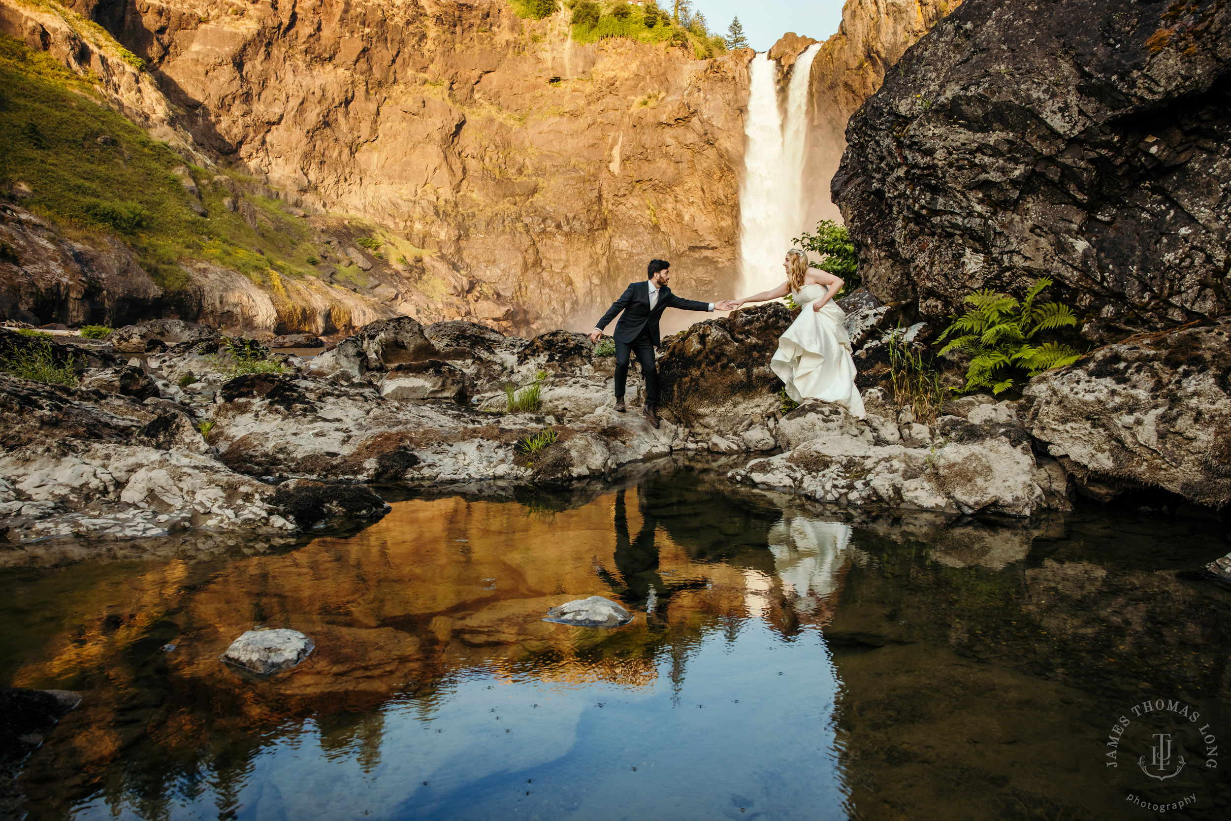 Salish-Lodge-Snoqualmie-Falls-wedding-by-Snoqualmie-wedding-photographer-James-Thomas-Long-Photography