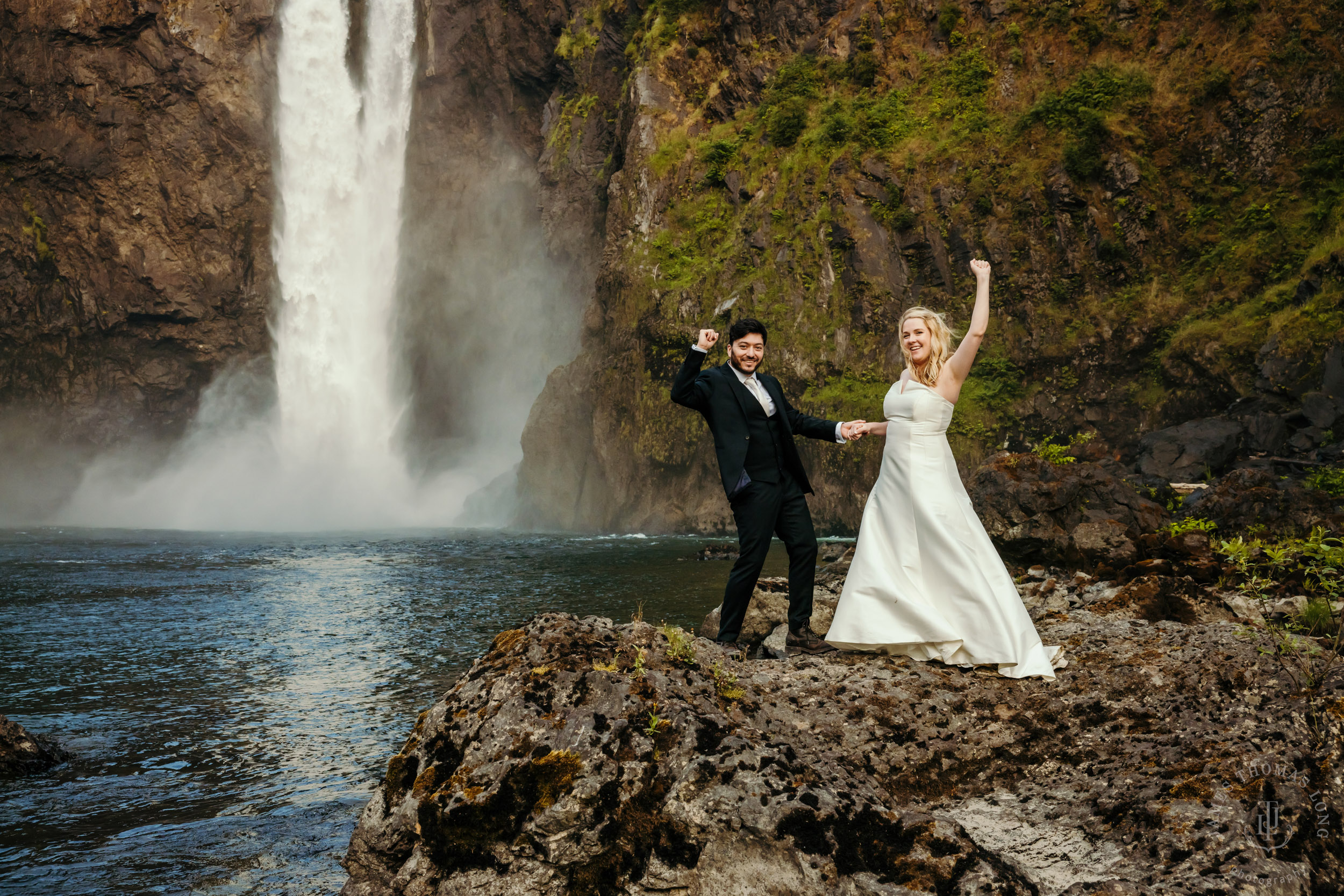 Salish-Lodge-Snoqualmie-Falls-wedding-by-Snoqualmie-wedding-photographer-James-Thomas-Long-Photography