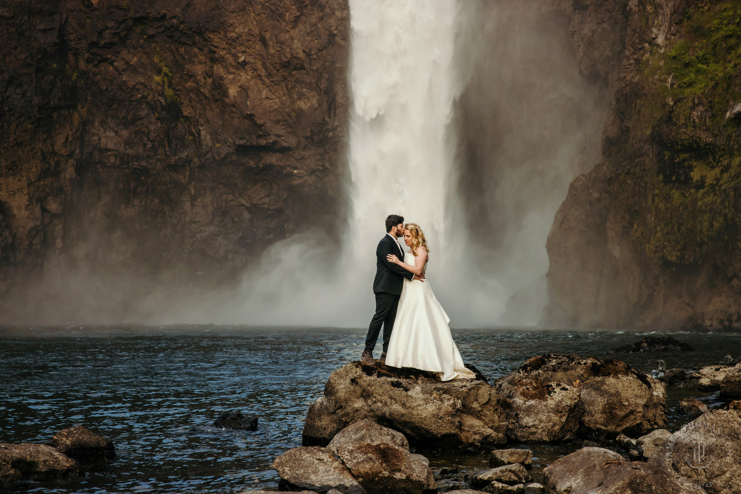 Salish-Lodge-Snoqualmie-Falls-wedding-by-Snoqualmie-wedding-photographer-James-Thomas-Long-Photography