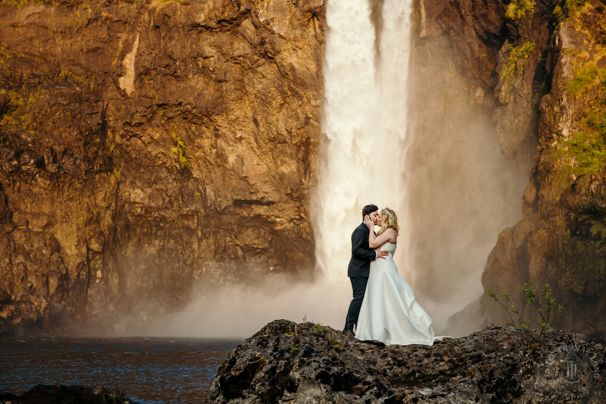 Salish-Lodge-Snoqualmie-Falls-wedding-by-Snoqualmie-wedding-photographer-James-Thomas-Long-Photography