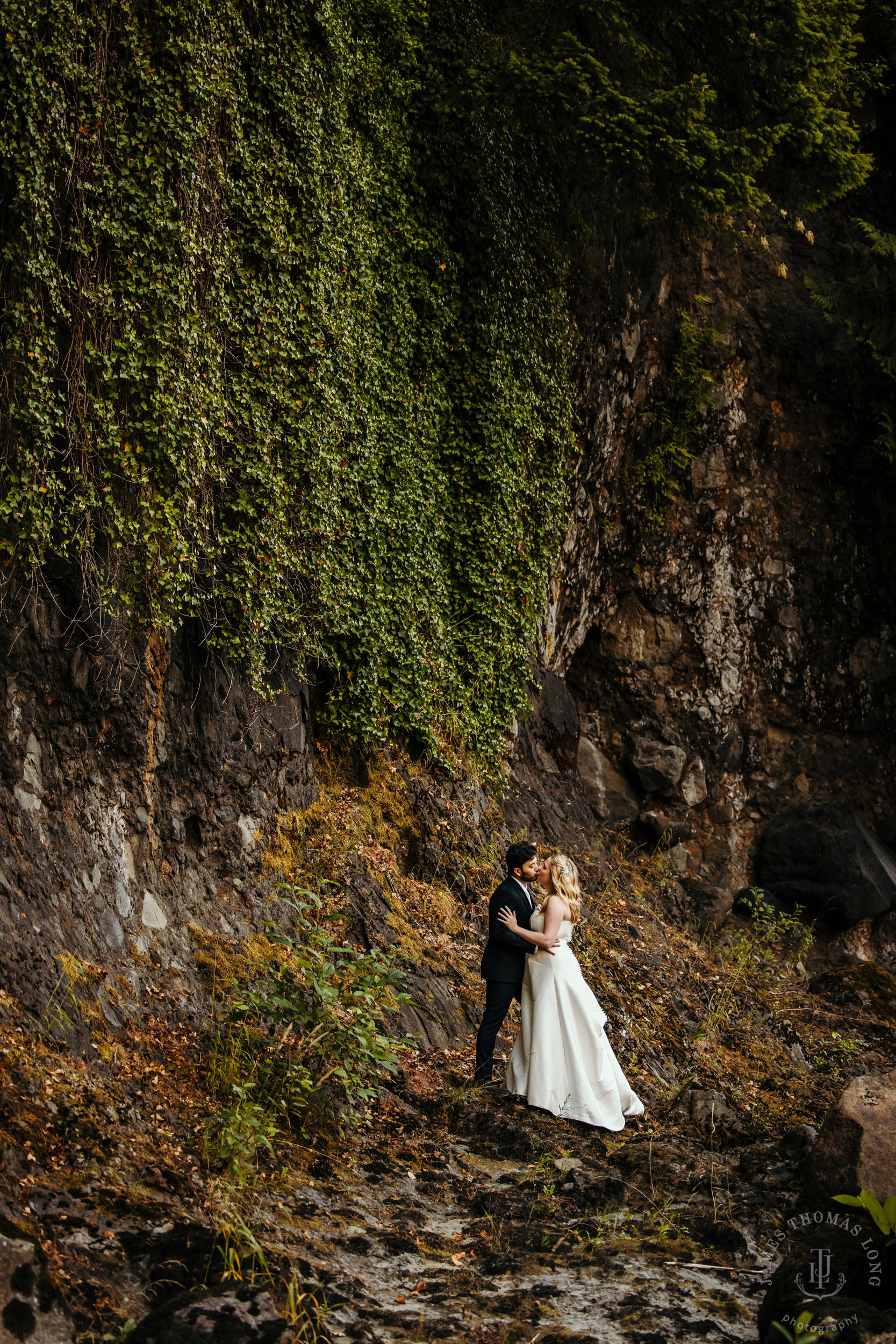 Salish-Lodge-Snoqualmie-Falls-wedding-by-Snoqualmie-wedding-photographer-James-Thomas-Long-Photography