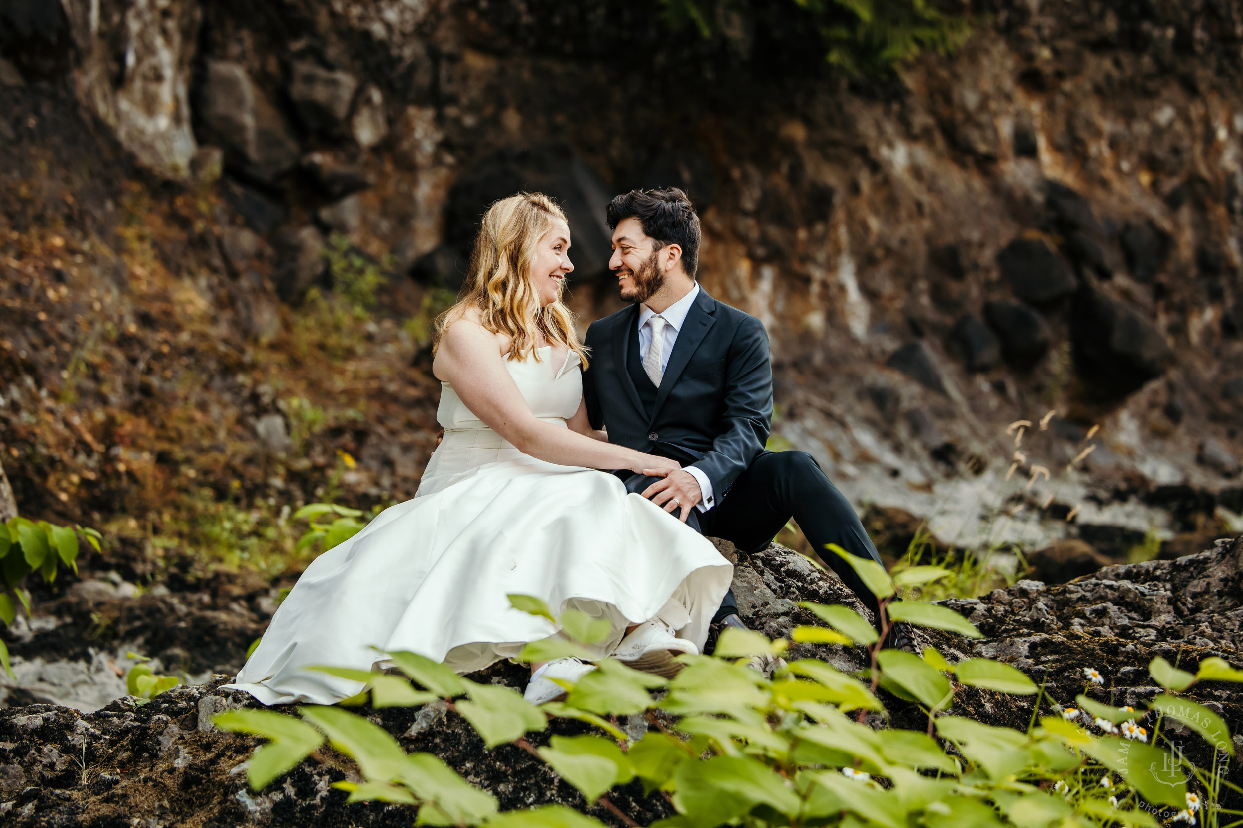 Salish-Lodge-Snoqualmie-Falls-wedding-by-Snoqualmie-wedding-photographer-James-Thomas-Long-Photography