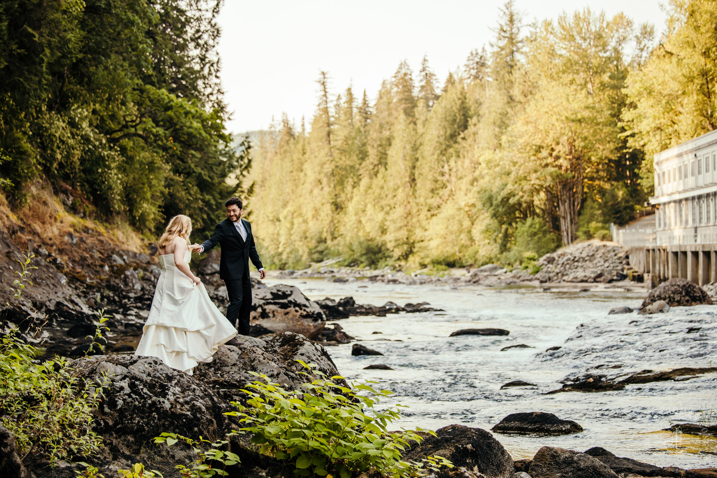 Salish-Lodge-Snoqualmie-Falls-wedding-by-Snoqualmie-wedding-photographer-James-Thomas-Long-Photography