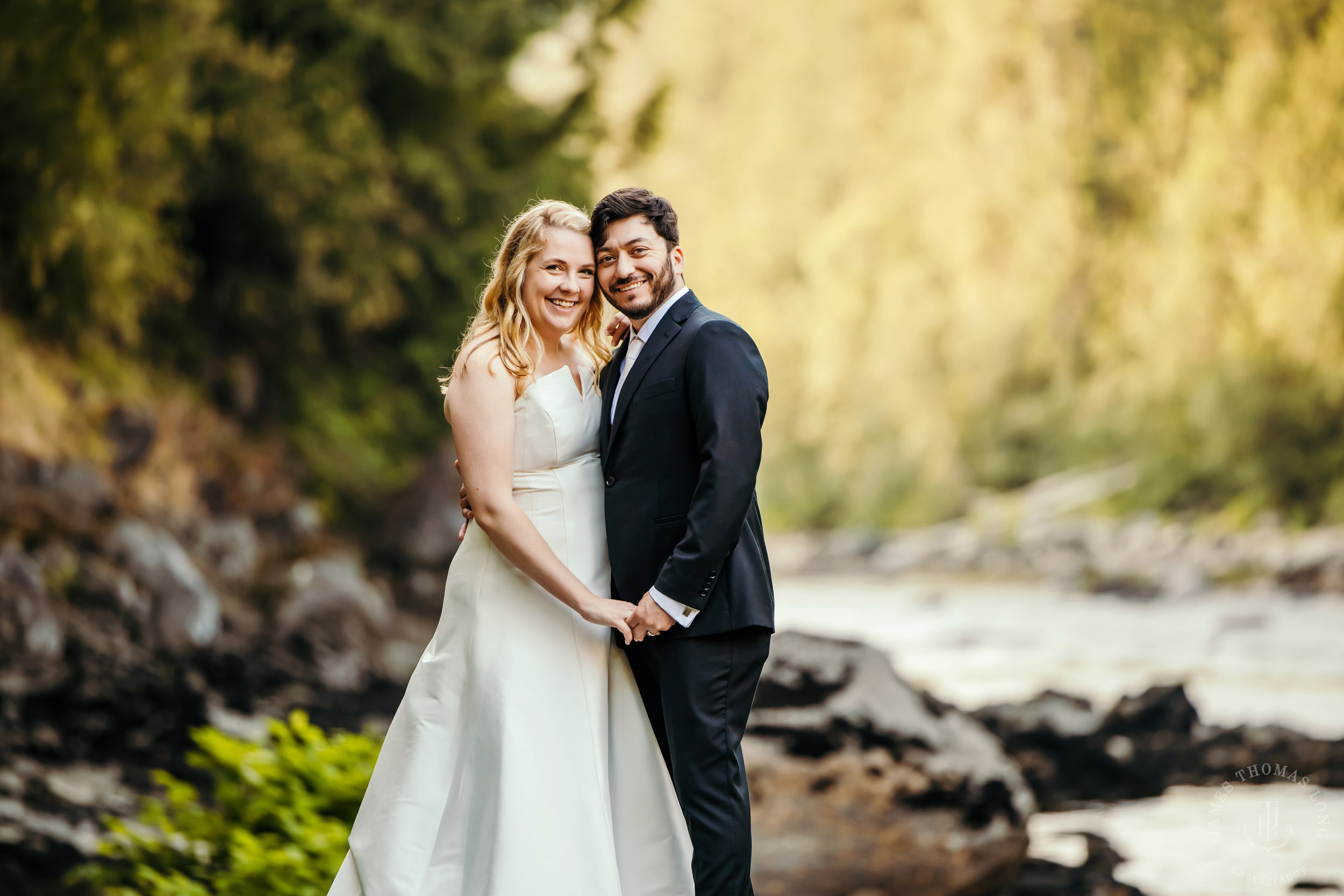 Salish-Lodge-Snoqualmie-Falls-wedding-by-Snoqualmie-wedding-photographer-James-Thomas-Long-Photography