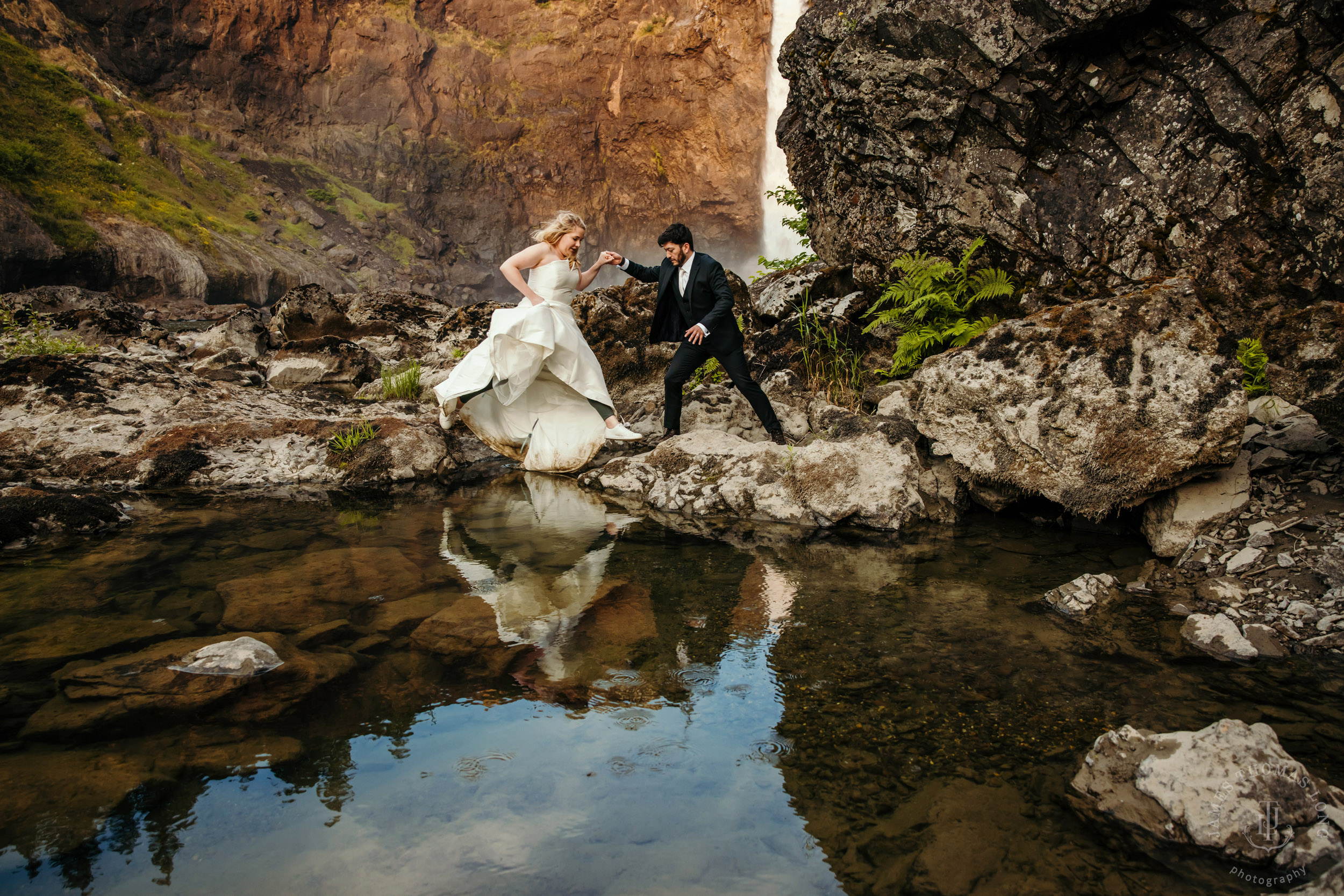 Salish-Lodge-Snoqualmie-Falls-wedding-by-Snoqualmie-wedding-photographer-James-Thomas-Long-Photography