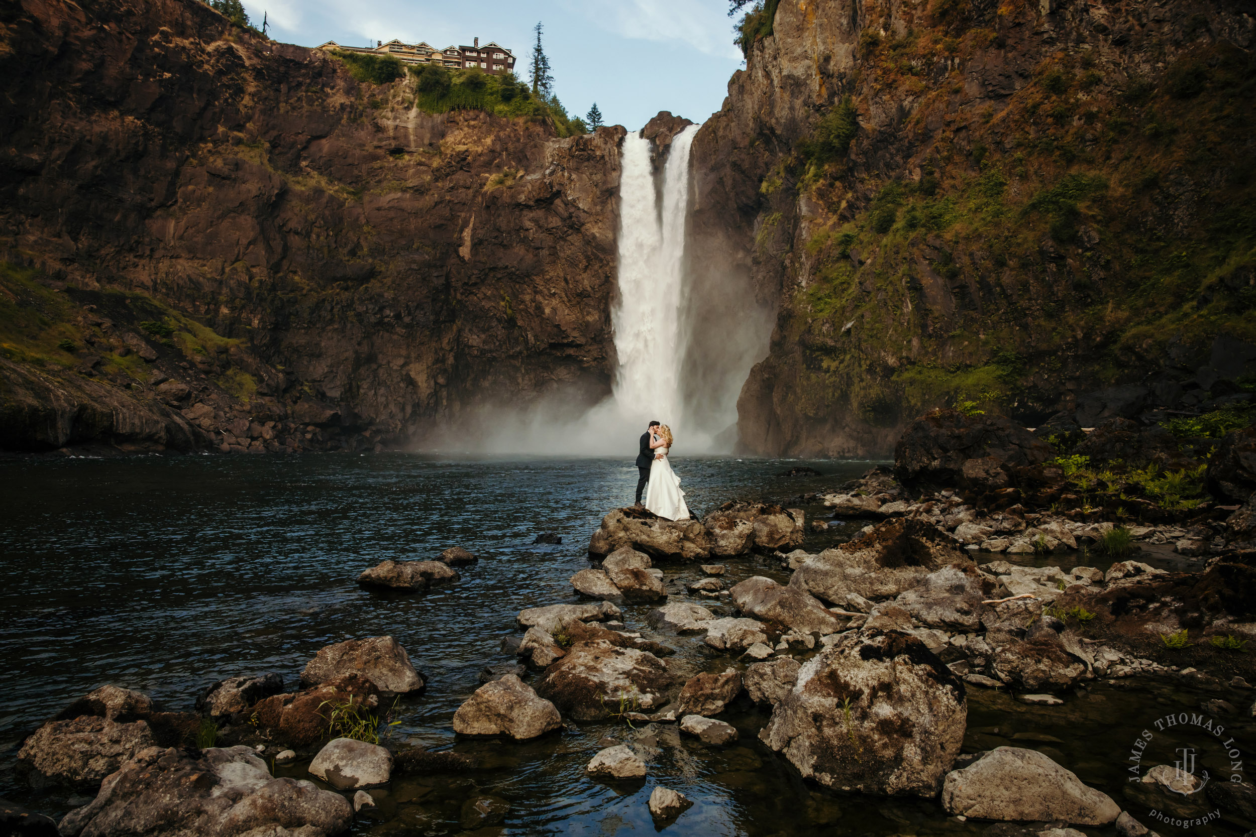 Salish-Lodge-Snoqualmie-Falls-wedding-by-Snoqualmie-wedding-photographer-James-Thomas-Long-Photography