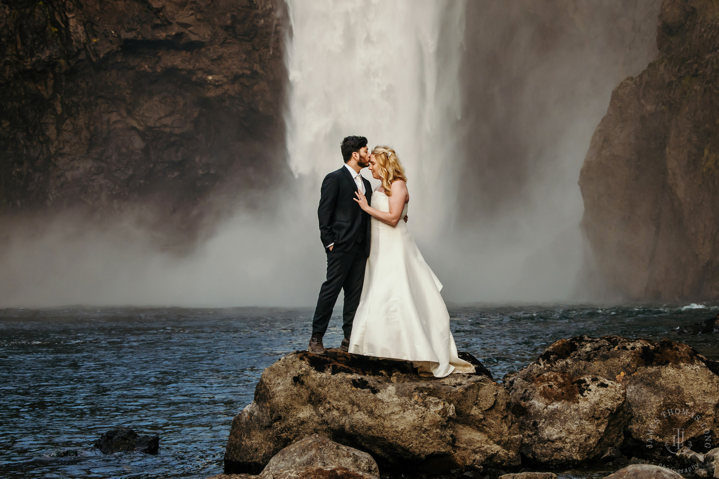 Salish-Lodge-Snoqualmie-Falls-wedding-by-Snoqualmie-wedding-photographer-James-Thomas-Long-Photography