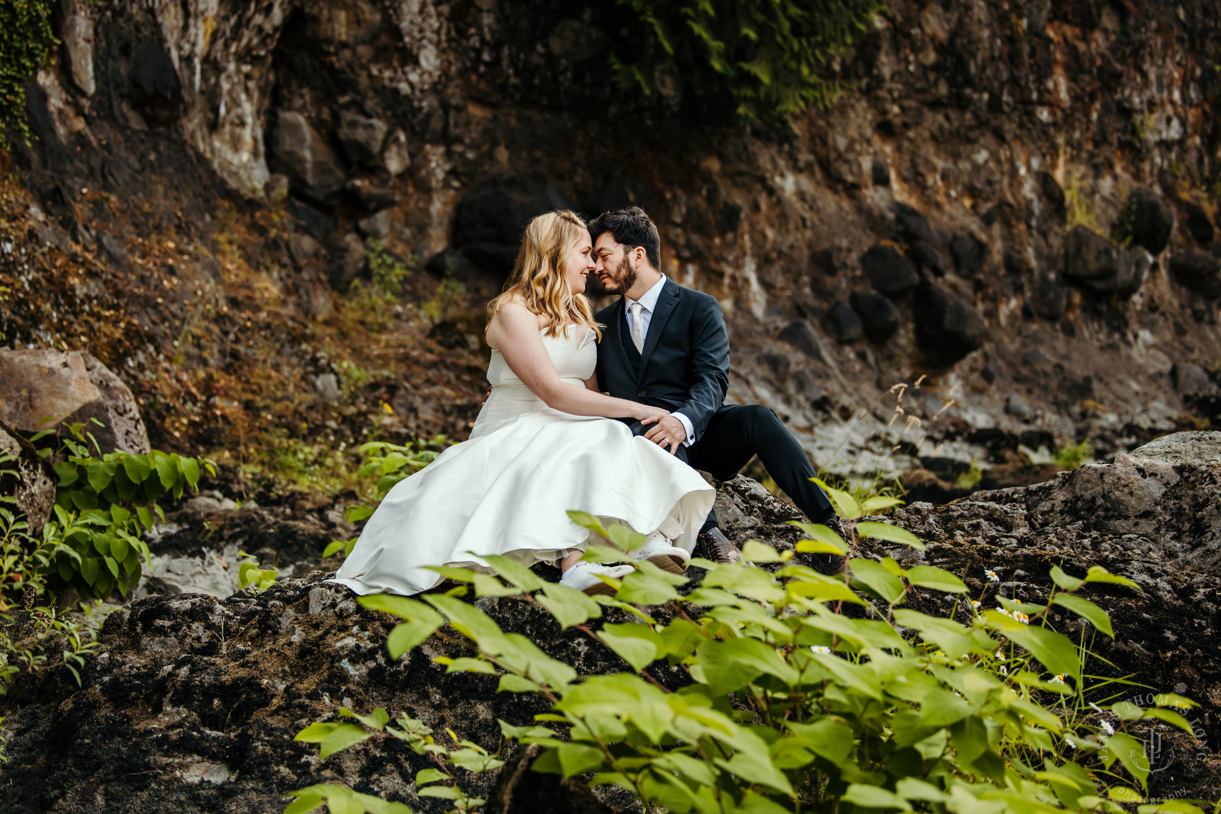 Salish-Lodge-Snoqualmie-Falls-wedding-by-Snoqualmie-wedding-photographer-James-Thomas-Long-Photography