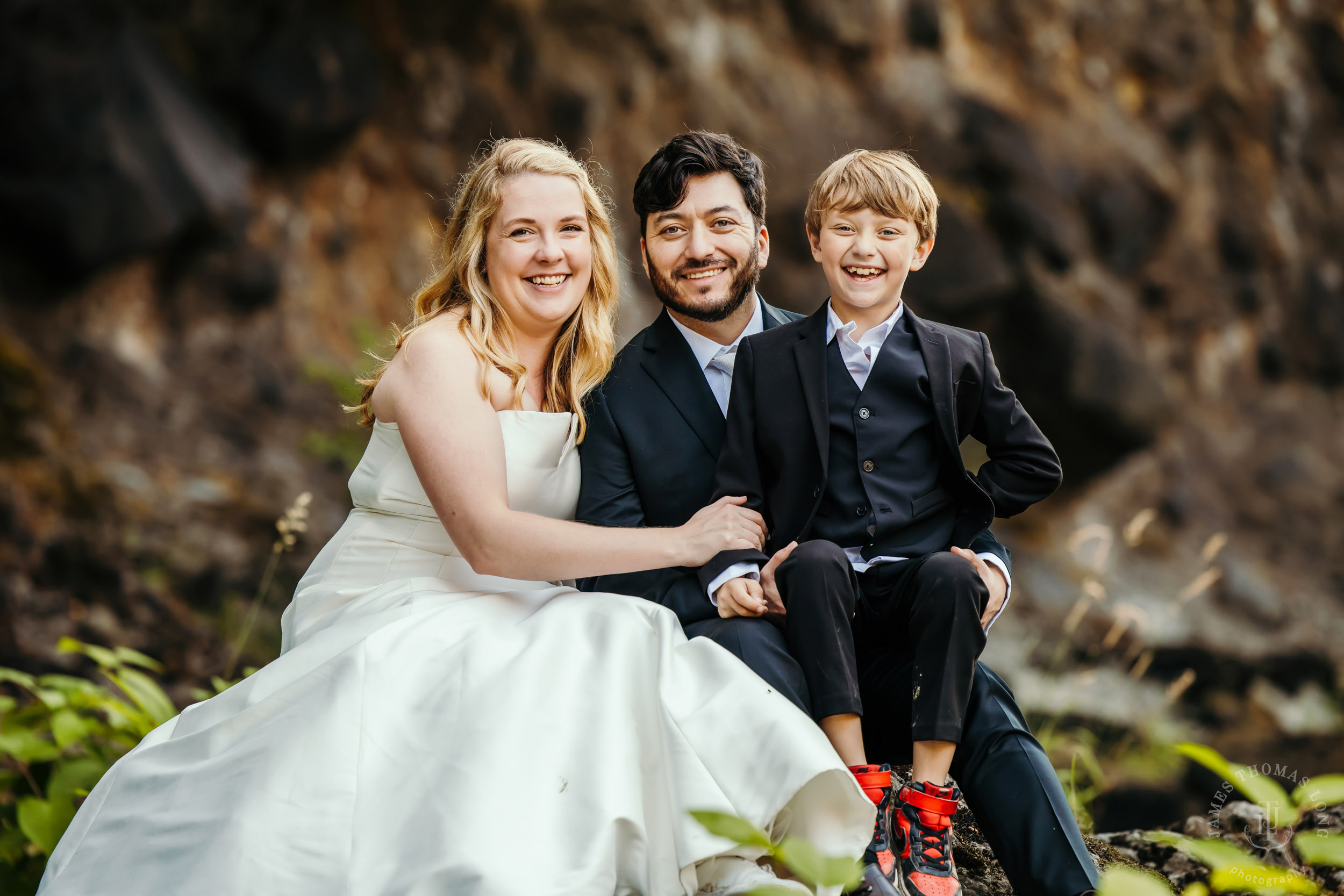 Salish-Lodge-Snoqualmie-Falls-wedding-by-Snoqualmie-wedding-photographer-James-Thomas-Long-Photography