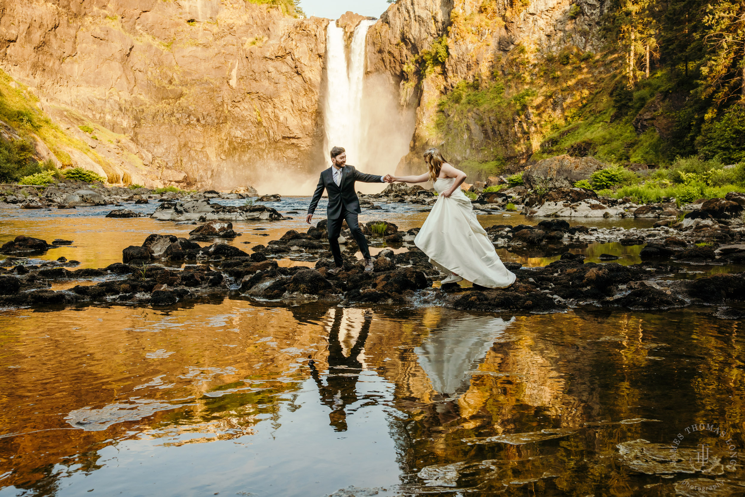 Salish-Lodge-Snoqualmie-Falls-wedding-by-Snoqualmie-wedding-photographer-James-Thomas-Long-Photography