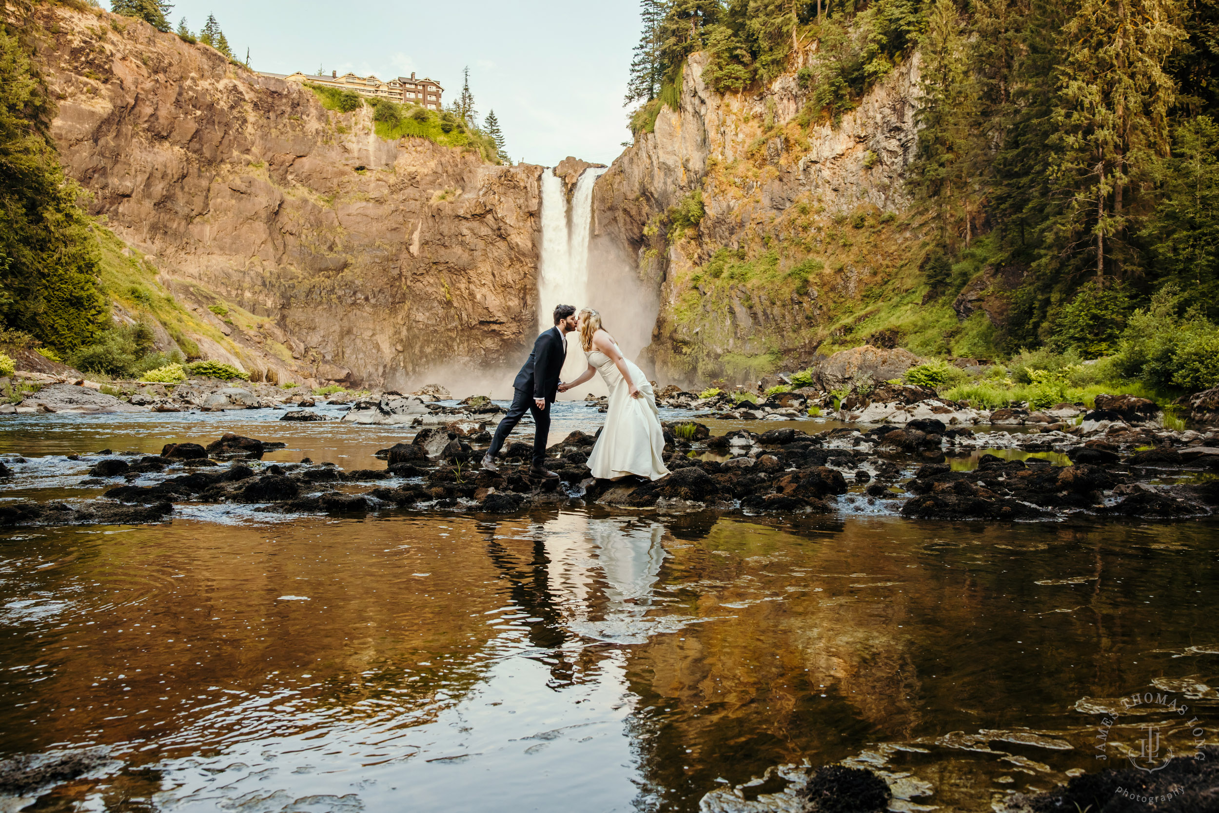 Salish-Lodge-Snoqualmie-Falls-wedding-by-Snoqualmie-wedding-photographer-James-Thomas-Long-Photography