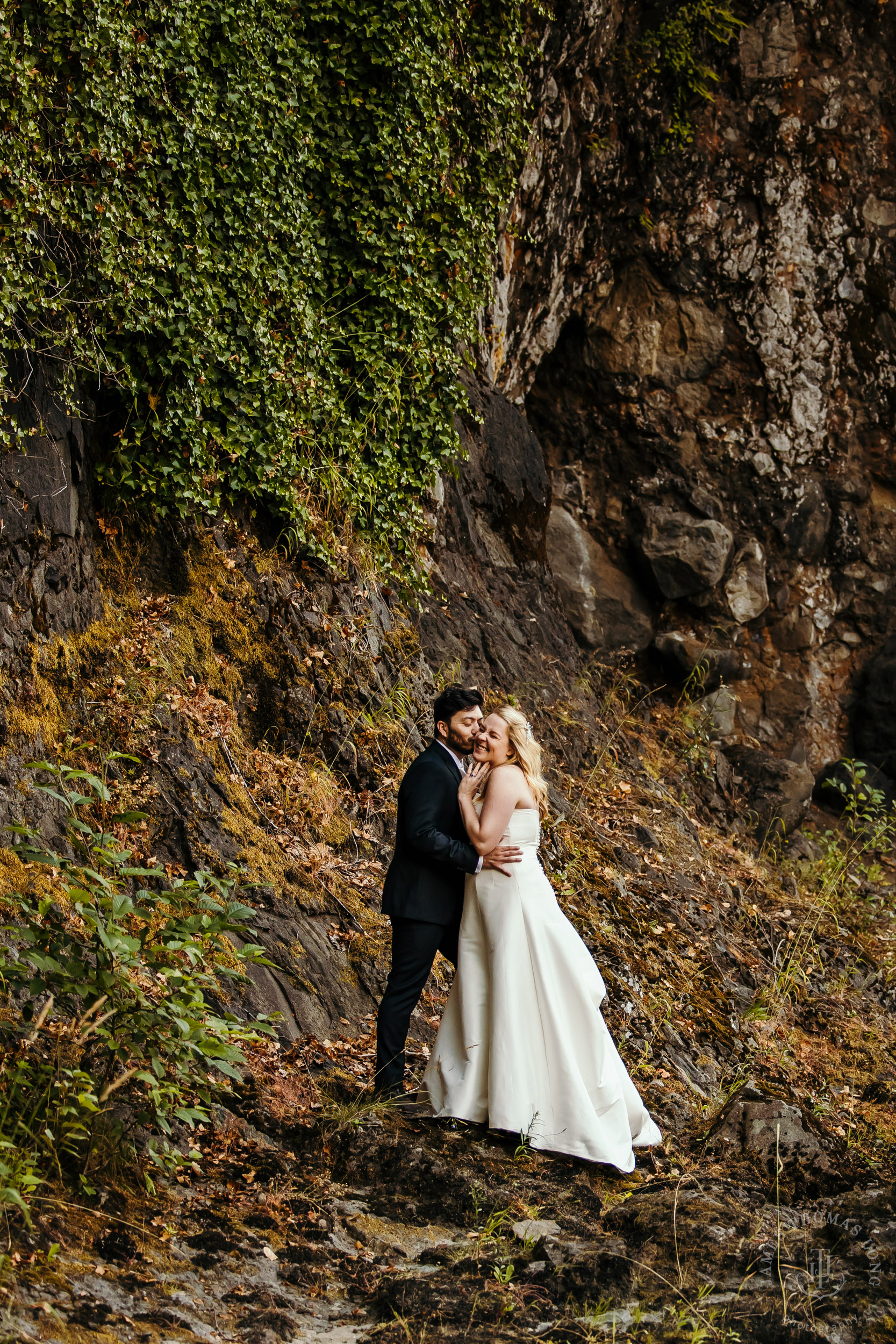 Salish-Lodge-Snoqualmie-Falls-wedding-by-Snoqualmie-wedding-photographer-James-Thomas-Long-Photography