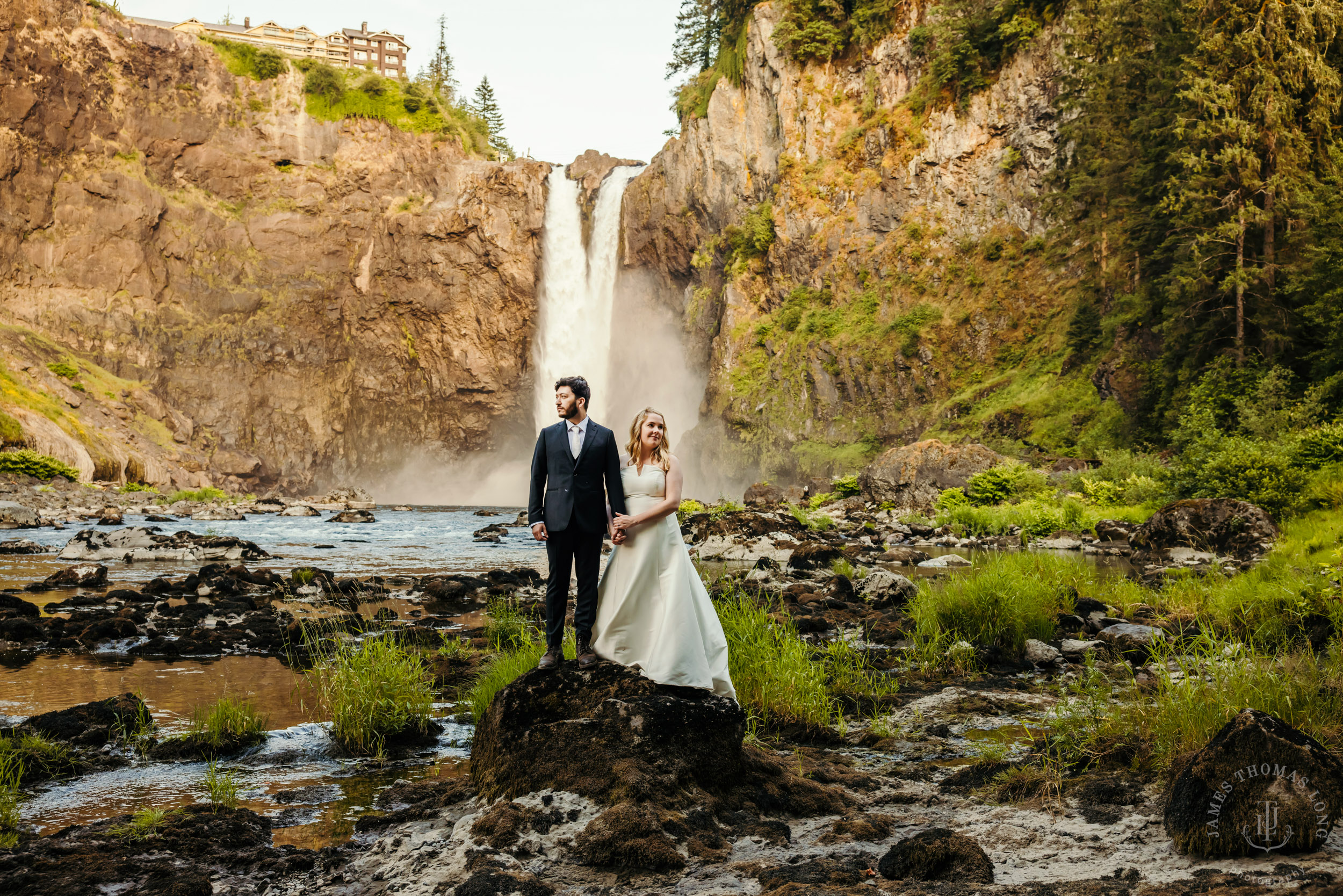 Salish-Lodge-Snoqualmie-Falls-wedding-by-Snoqualmie-wedding-photographer-James-Thomas-Long-Photography