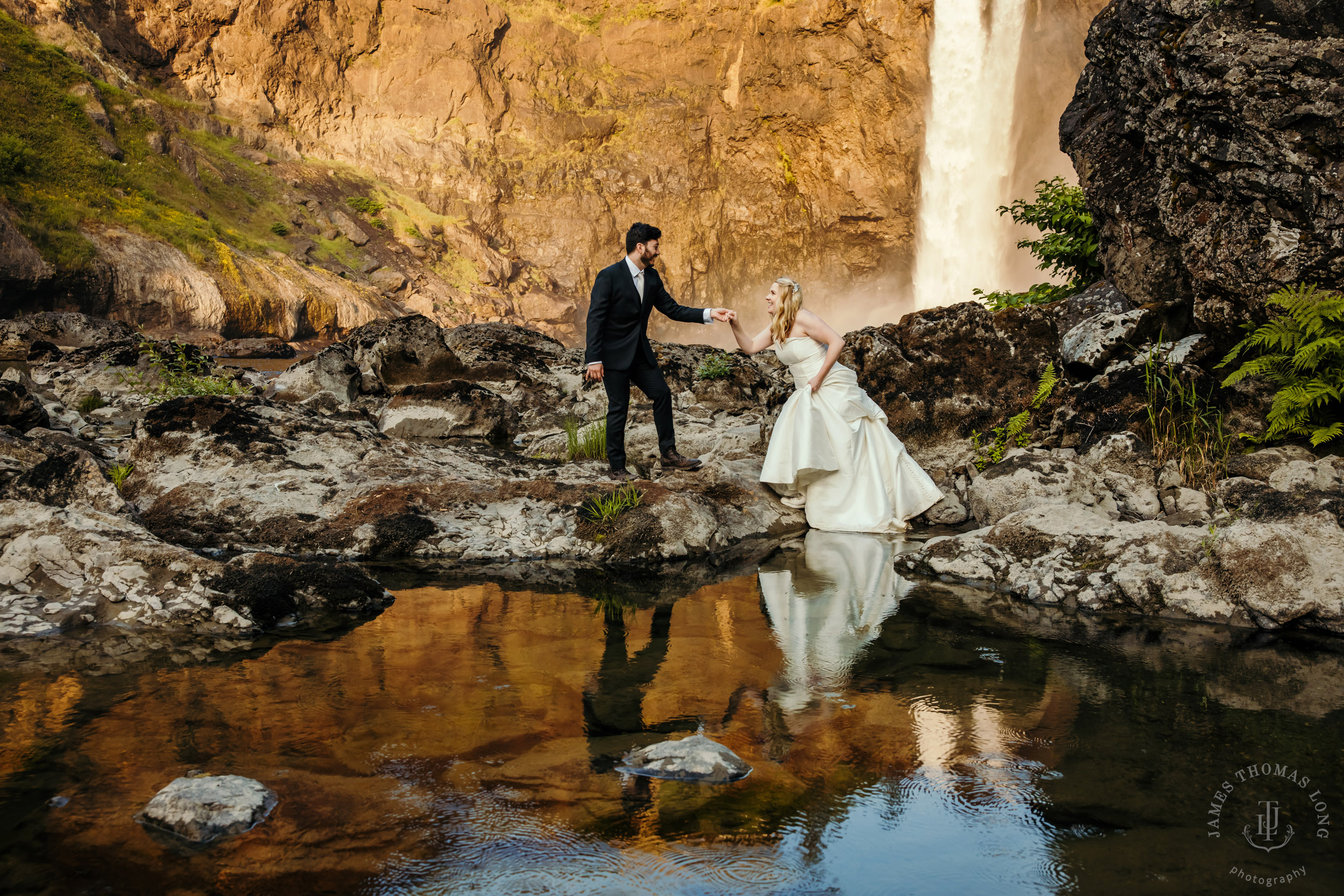 Salish-Lodge-Snoqualmie-Falls-wedding-by-Snoqualmie-wedding-photographer-James-Thomas-Long-Photography