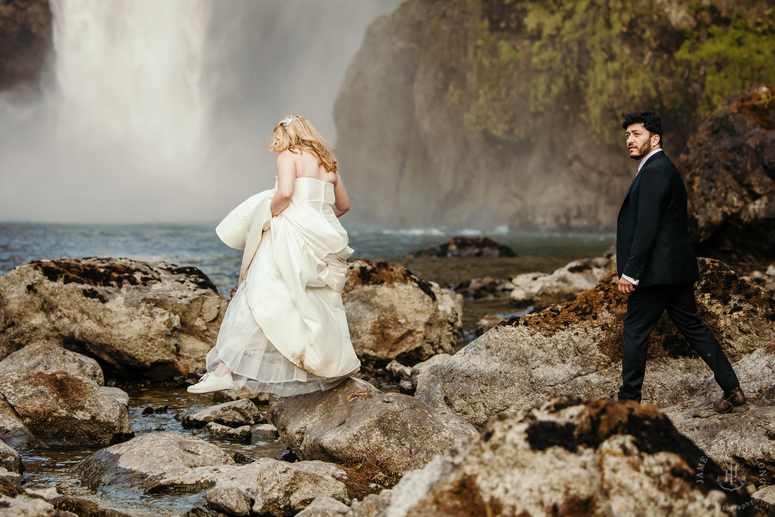 Salish-Lodge-Snoqualmie-Falls-wedding-by-Snoqualmie-wedding-photographer-James-Thomas-Long-Photography