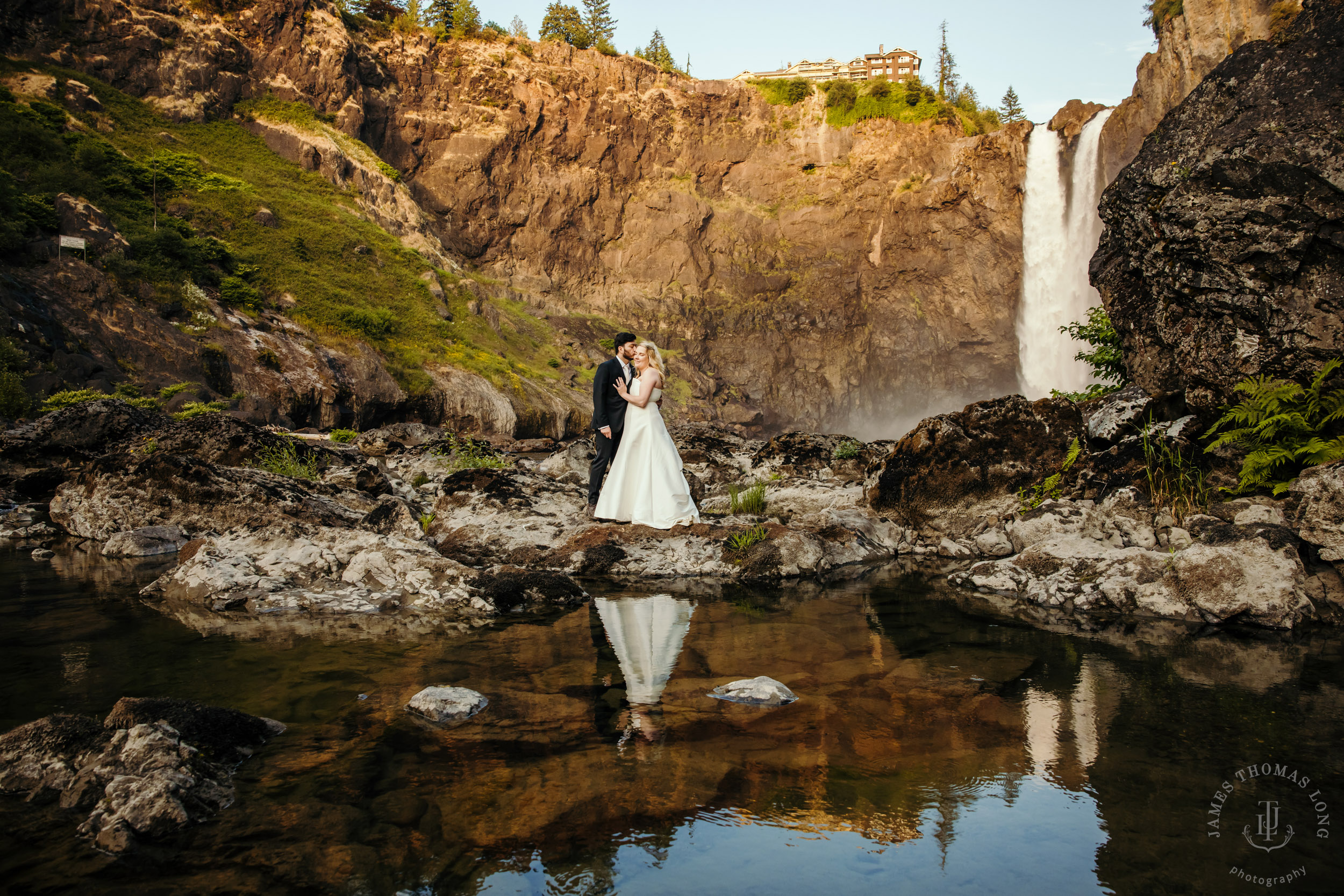 Salish-Lodge-Snoqualmie-Falls-wedding-by-Snoqualmie-wedding-photographer-James-Thomas-Long-Photography