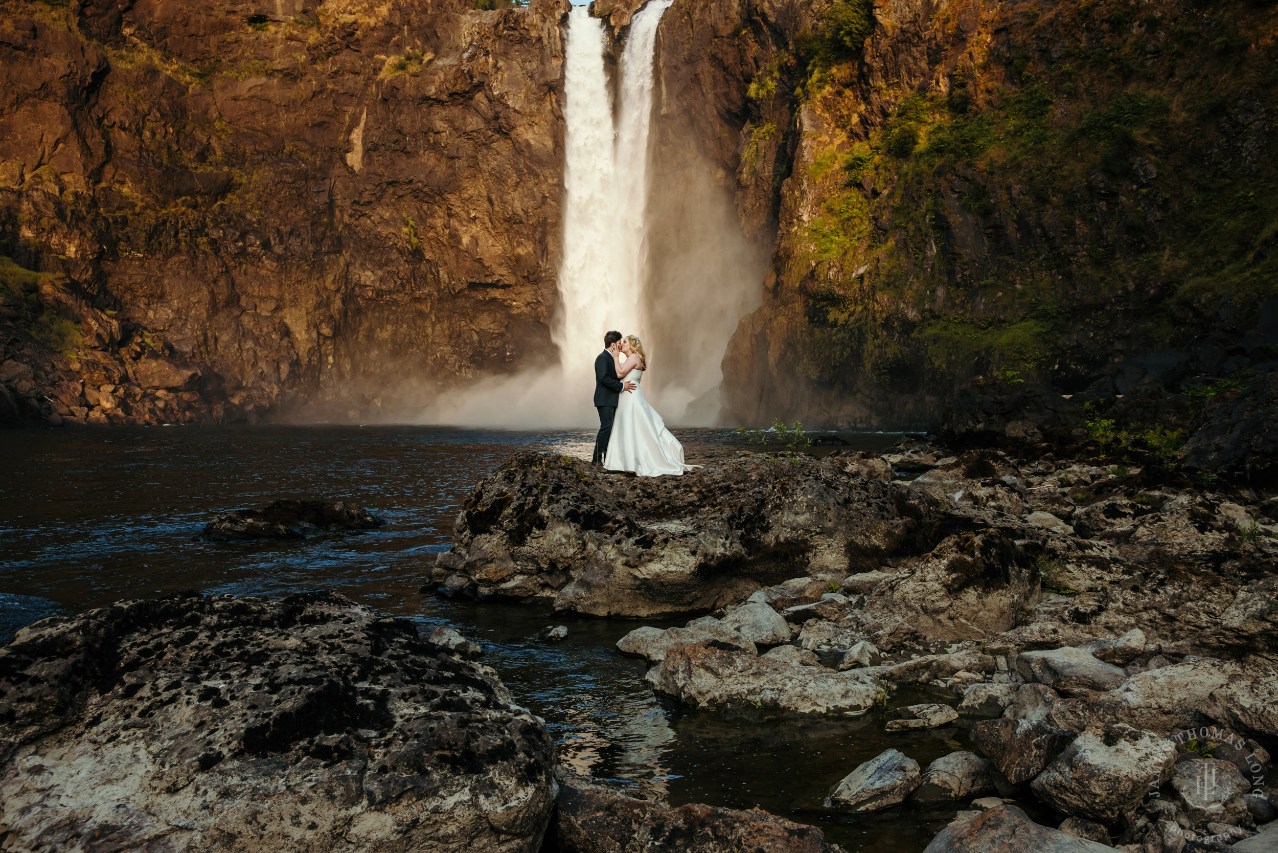 Salish-Lodge-Snoqualmie-Falls-wedding-by-Snoqualmie-wedding-photographer-James-Thomas-Long-Photography