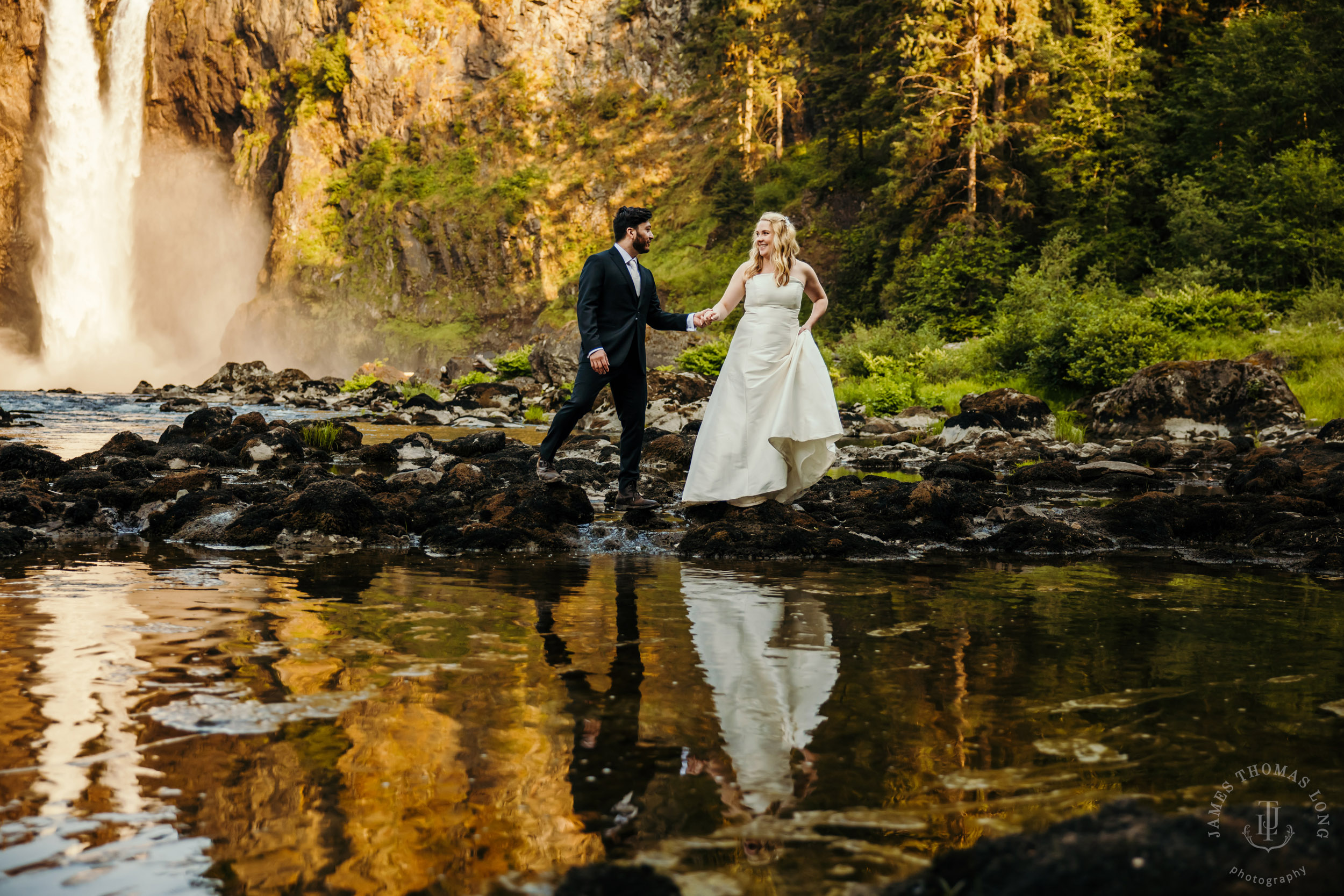 Salish-Lodge-Snoqualmie-Falls-wedding-by-Snoqualmie-wedding-photographer-James-Thomas-Long-Photography