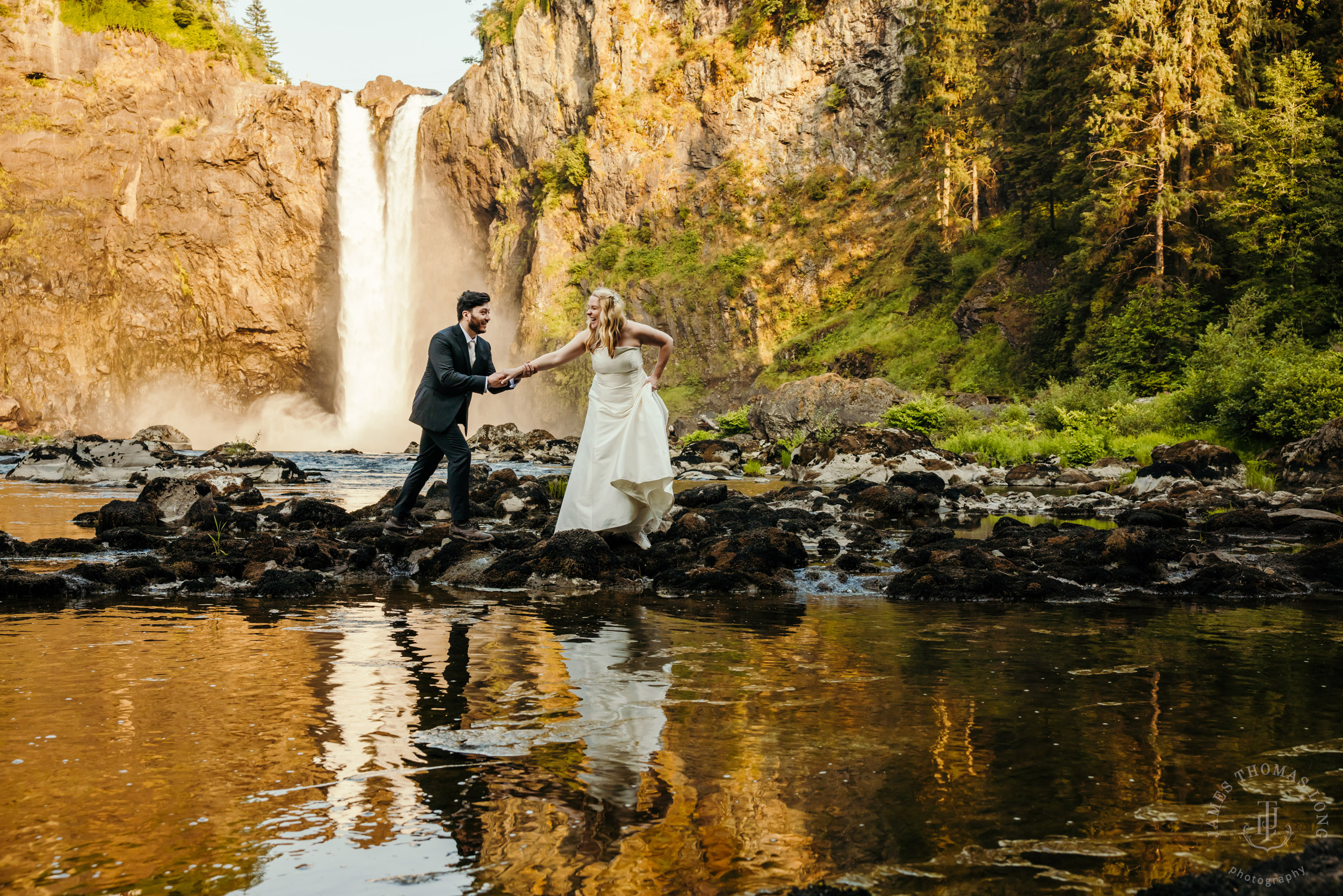 Salish-Lodge-Snoqualmie-Falls-wedding-by-Snoqualmie-wedding-photographer-James-Thomas-Long-Photography