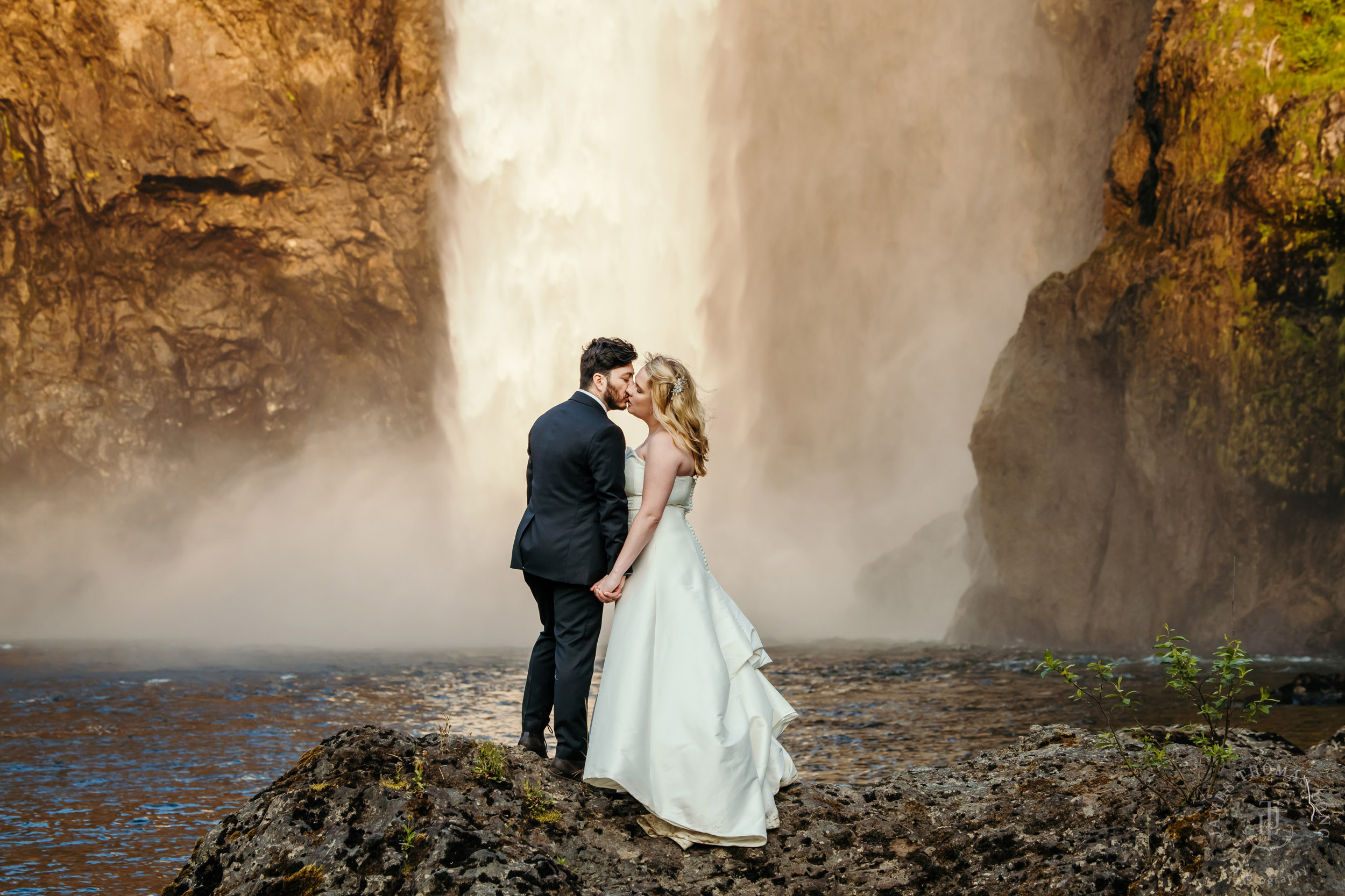 Salish-Lodge-Snoqualmie-Falls-wedding-by-Snoqualmie-wedding-photographer-James-Thomas-Long-Photography