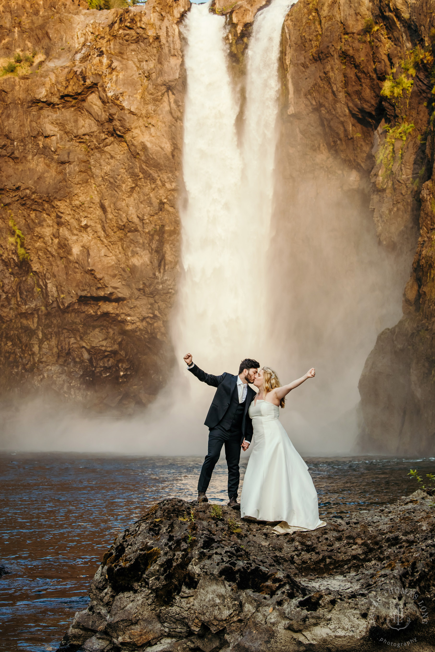 Salish-Lodge-Snoqualmie-Falls-wedding-by-Snoqualmie-wedding-photographer-James-Thomas-Long-Photography