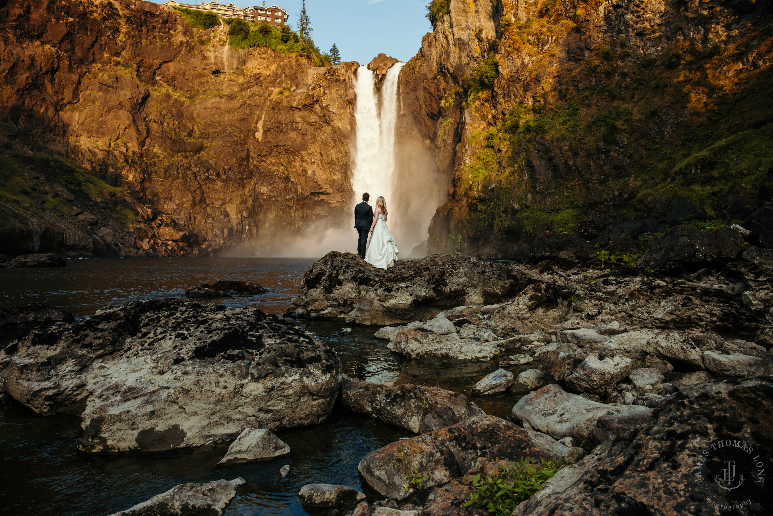 Salish-Lodge-Snoqualmie-Falls-wedding-by-Snoqualmie-wedding-photographer-James-Thomas-Long-Photography