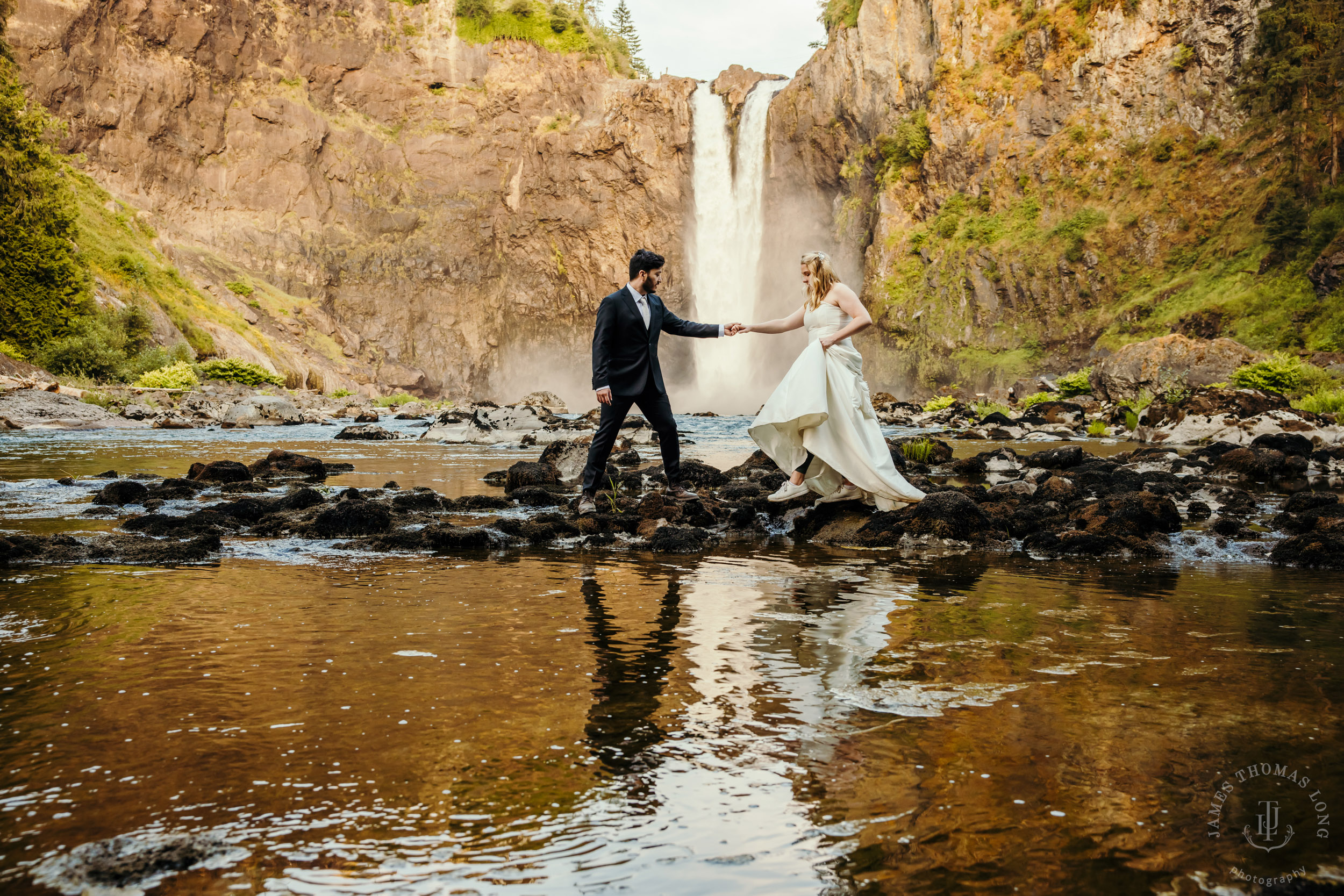 Salish-Lodge-Snoqualmie-Falls-wedding-by-Snoqualmie-wedding-photographer-James-Thomas-Long-Photography