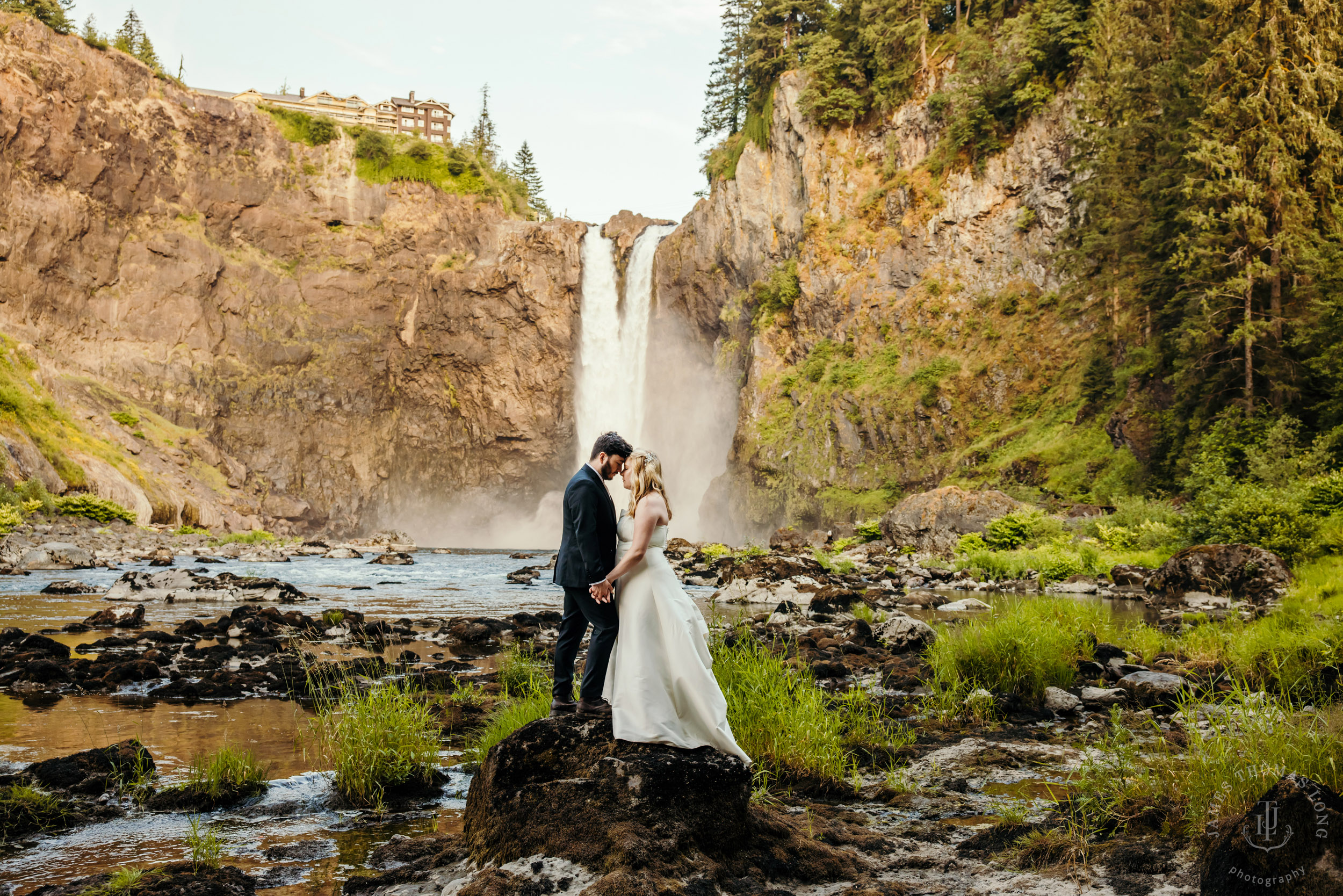 Salish-Lodge-Snoqualmie-Falls-wedding-by-Snoqualmie-wedding-photographer-James-Thomas-Long-Photography