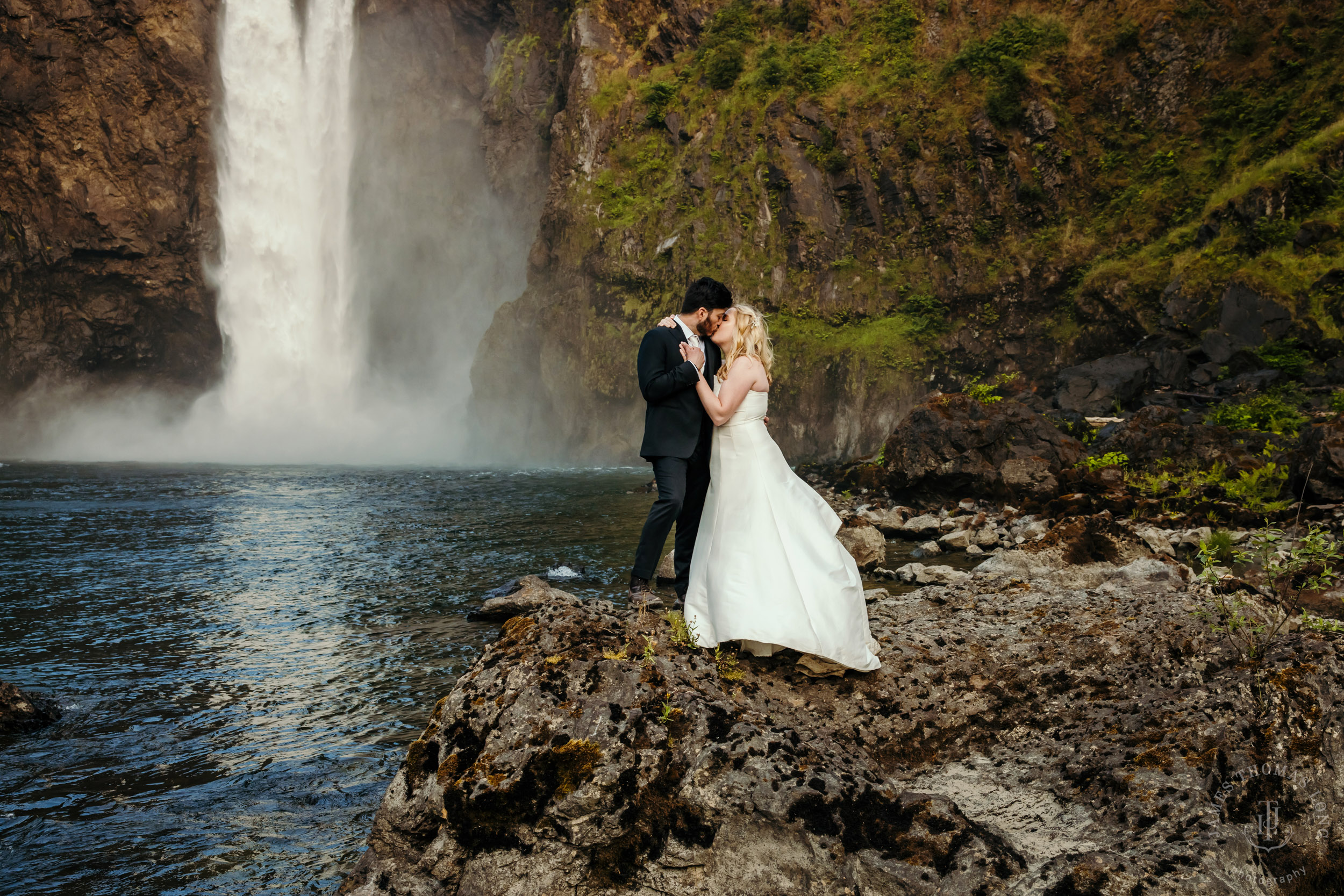 Salish-Lodge-Snoqualmie-Falls-wedding-by-Snoqualmie-wedding-photographer-James-Thomas-Long-Photography