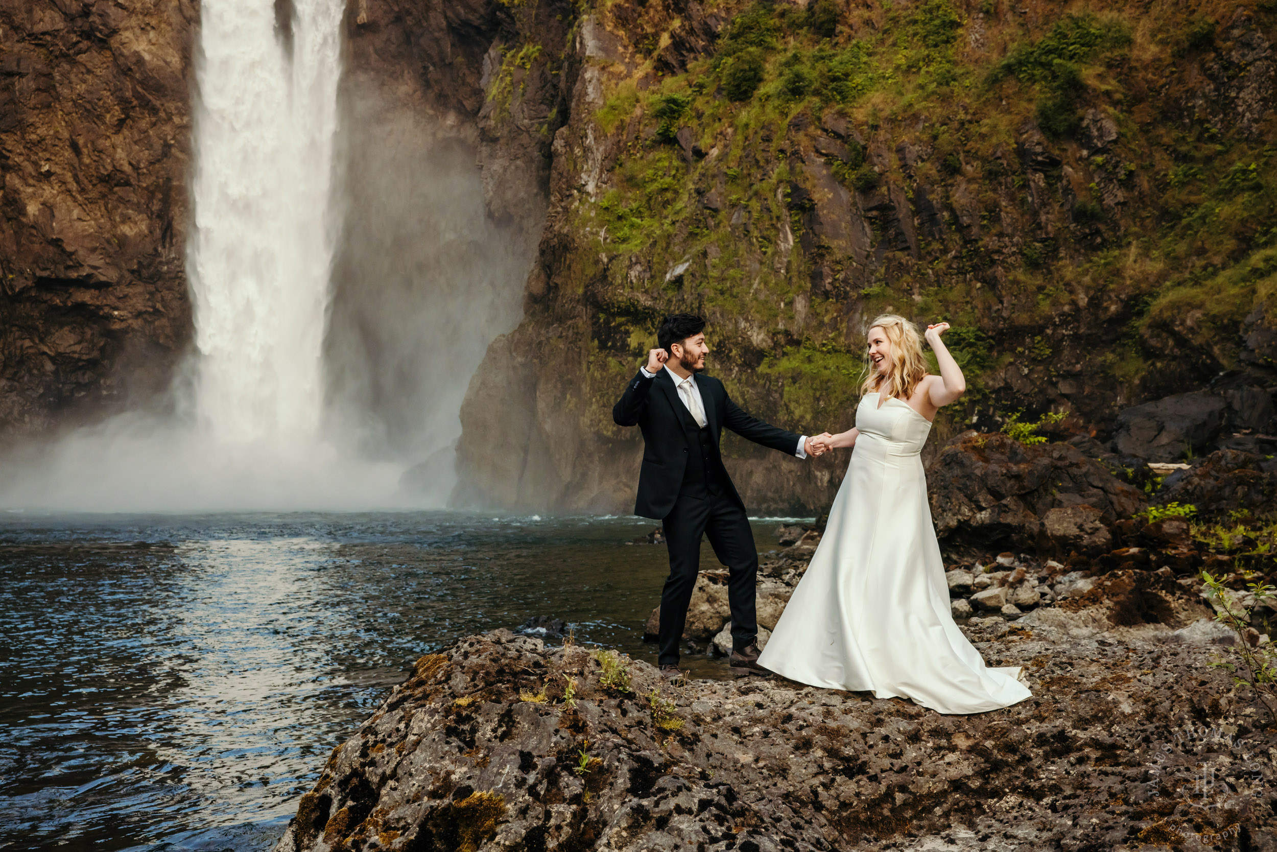 Salish-Lodge-Snoqualmie-Falls-wedding-by-Snoqualmie-wedding-photographer-James-Thomas-Long-Photography