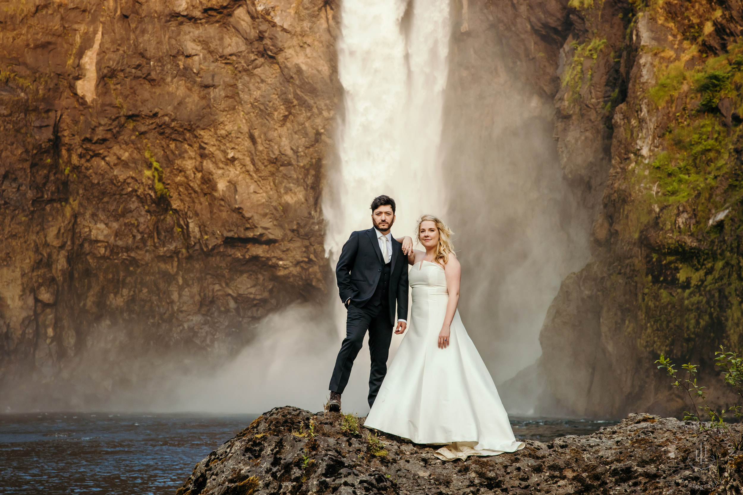 Salish-Lodge-Snoqualmie-Falls-wedding-by-Snoqualmie-wedding-photographer-James-Thomas-Long-Photography