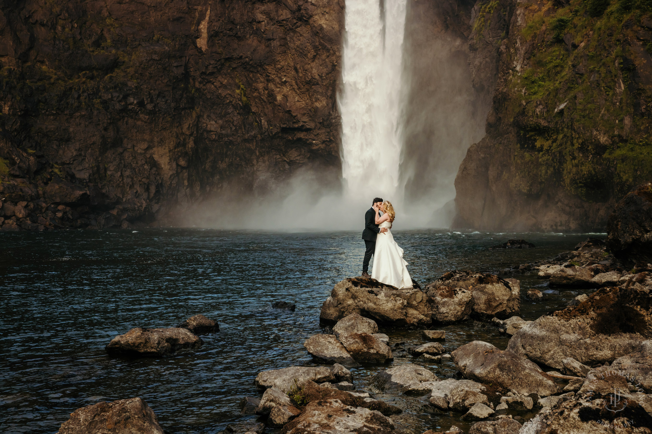 Salish-Lodge-Snoqualmie-Falls-wedding-by-Snoqualmie-wedding-photographer-James-Thomas-Long-Photography