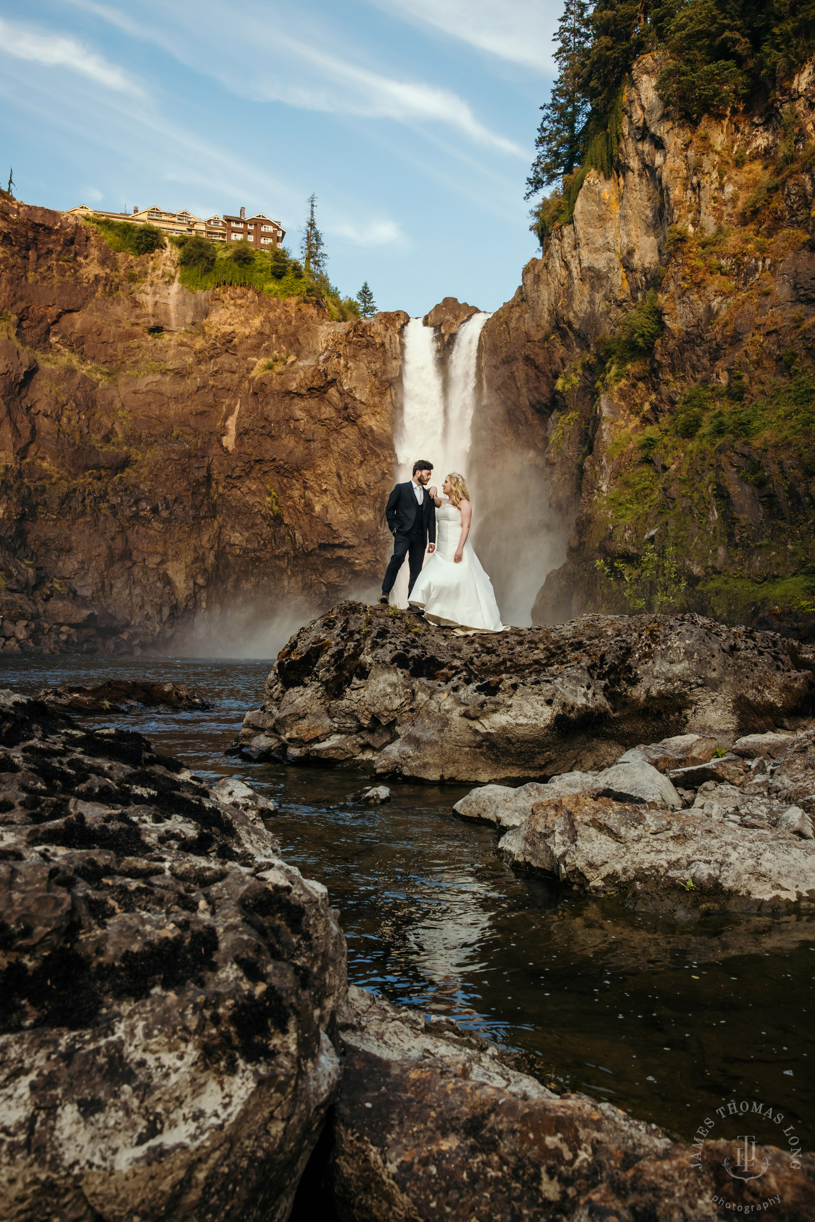 Salish-Lodge-Snoqualmie-Falls-wedding-by-Snoqualmie-wedding-photographer-James-Thomas-Long-Photography