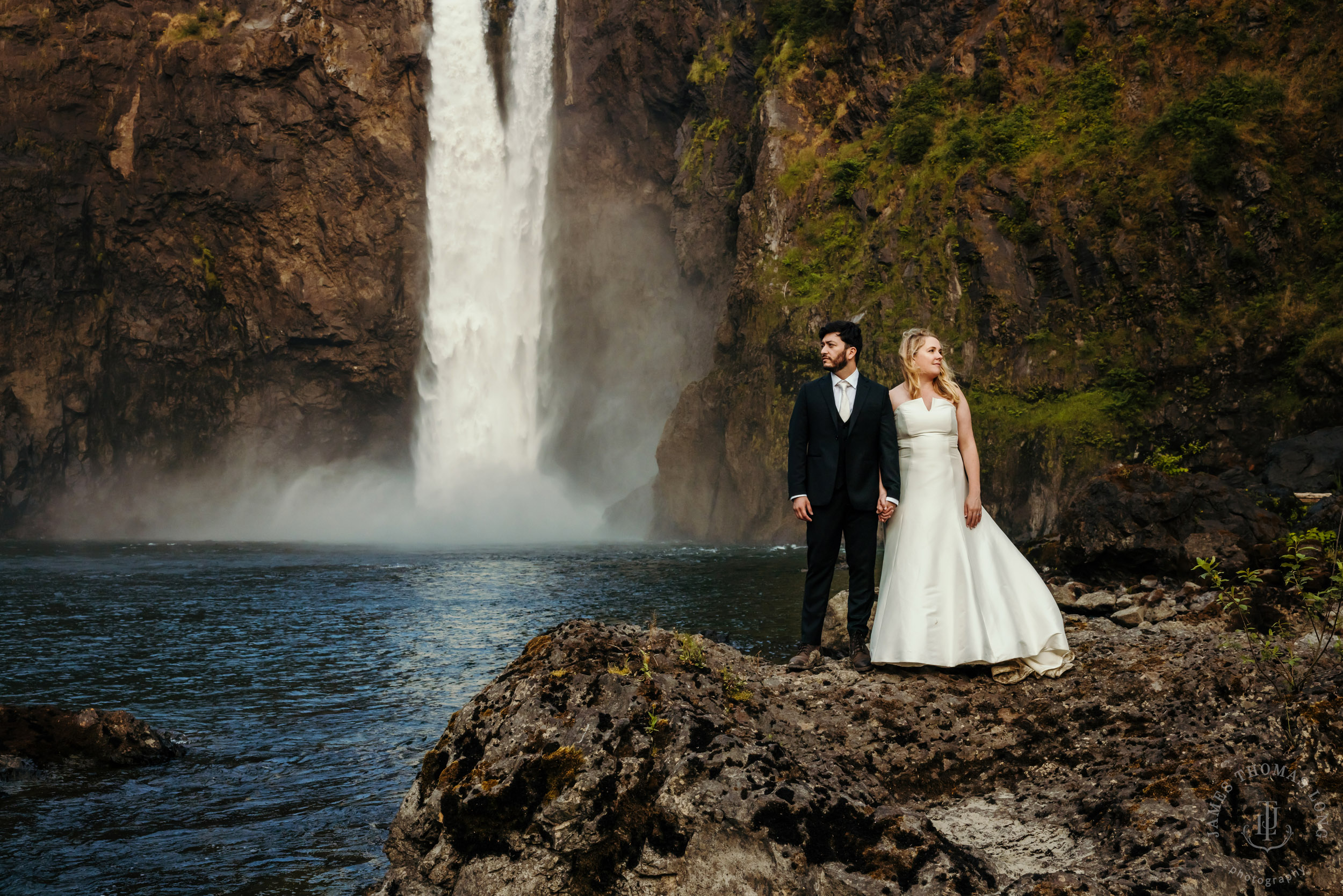 Salish-Lodge-Snoqualmie-Falls-wedding-by-Snoqualmie-wedding-photographer-James-Thomas-Long-Photography