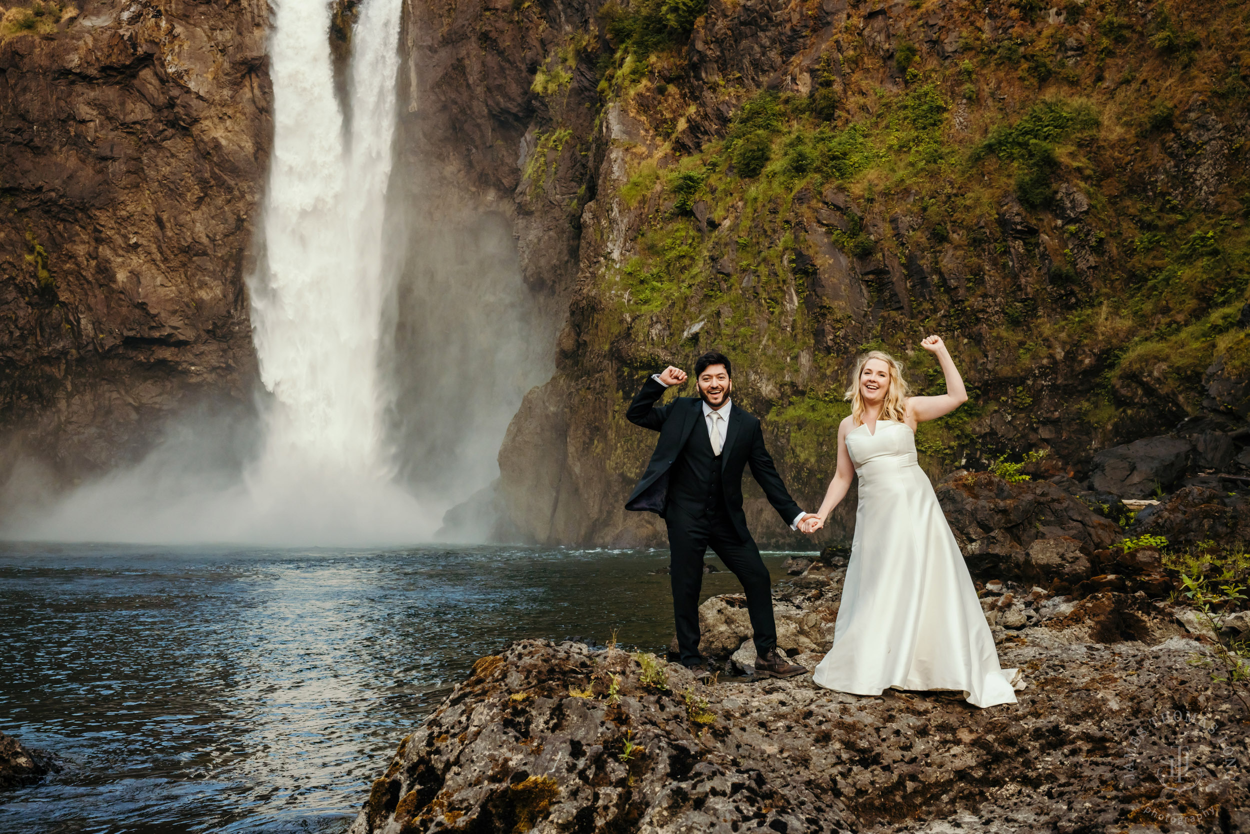 Salish-Lodge-Snoqualmie-Falls-wedding-by-Snoqualmie-wedding-photographer-James-Thomas-Long-Photography