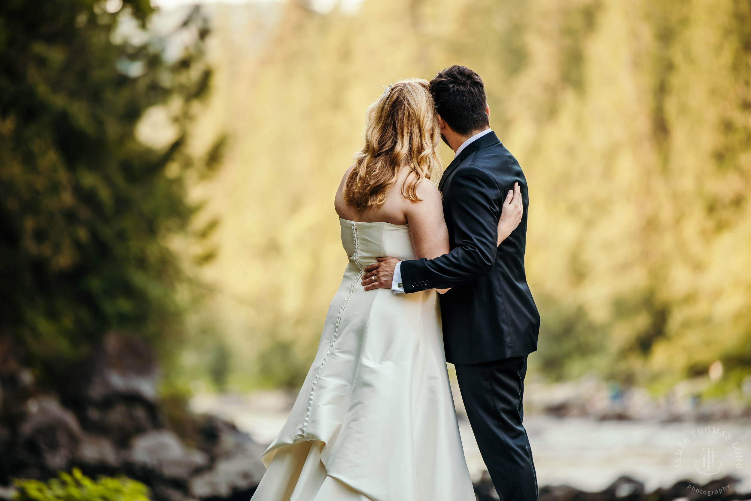 Salish-Lodge-Snoqualmie-Falls-wedding-by-Snoqualmie-wedding-photographer-James-Thomas-Long-Photography